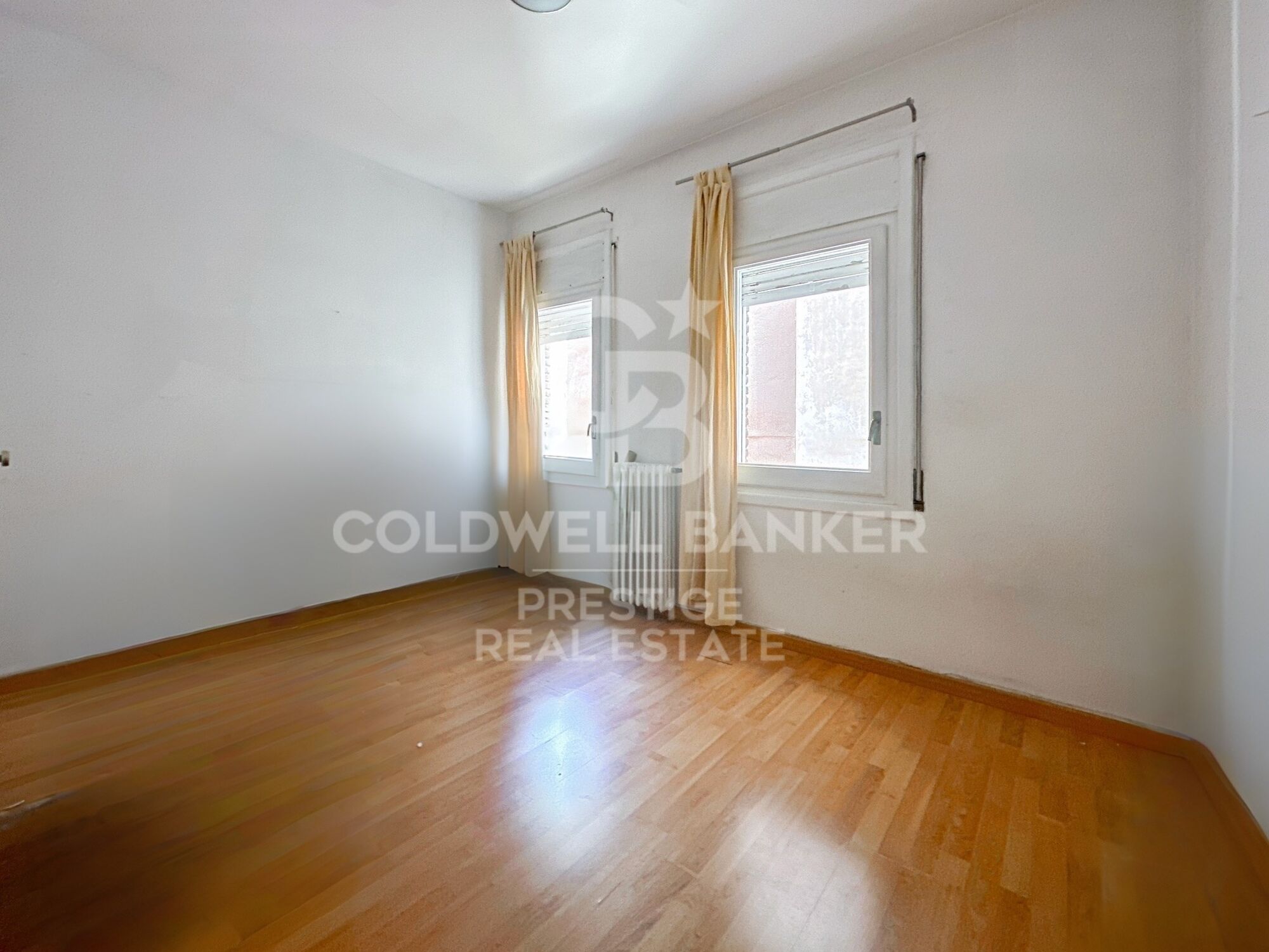 Spacious apartment to renovate in Sant Gervasi.