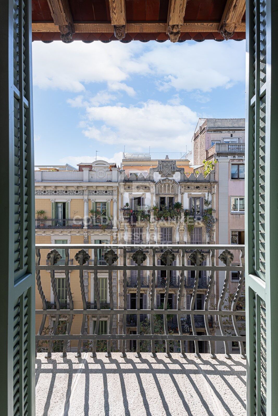 Penthouse with terrace in Modernist building