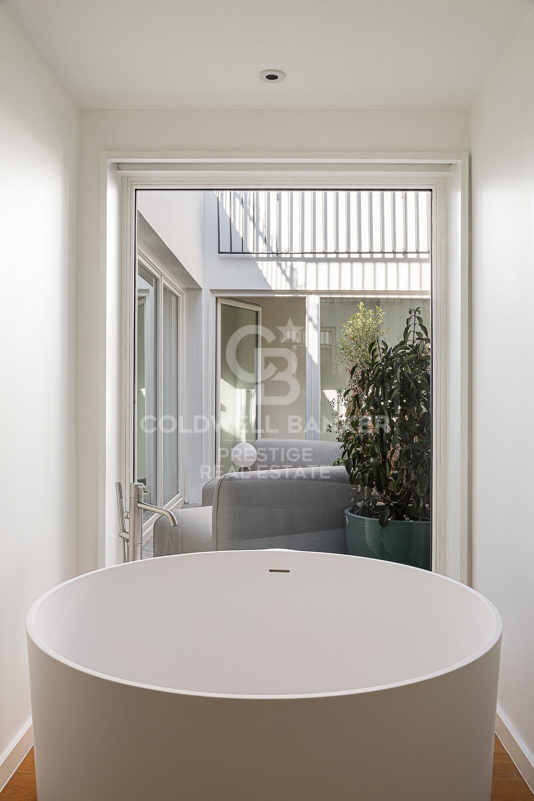 Penthouse with terrace in Modernist building