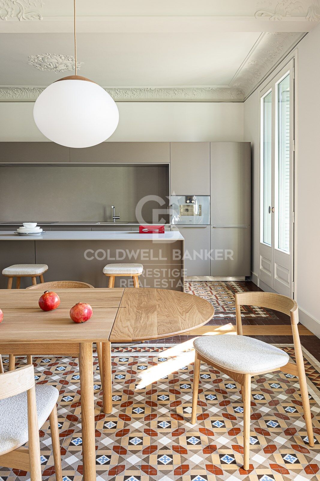 Penthouse with terrace in Modernist building