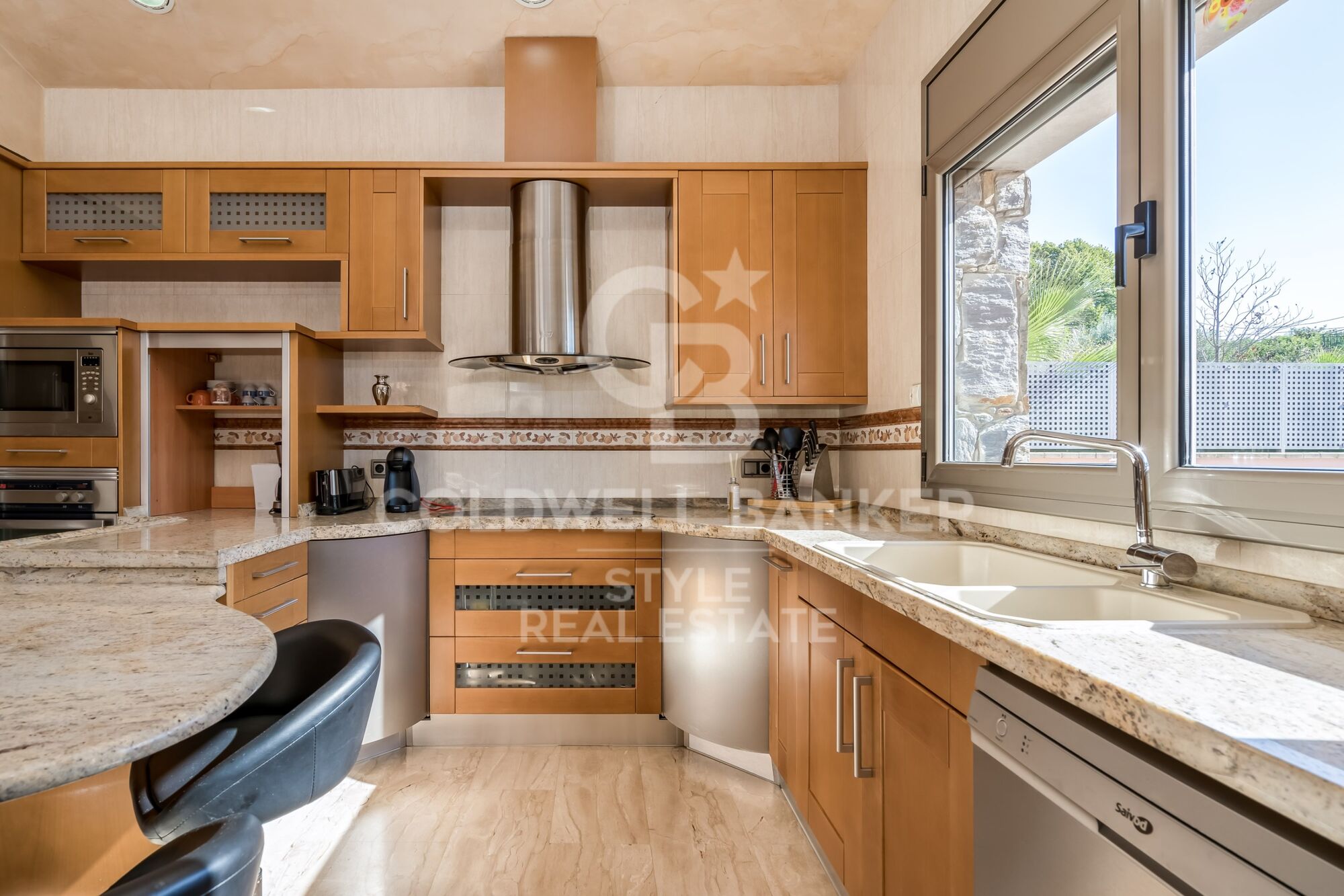 Exceptional with swimming pool