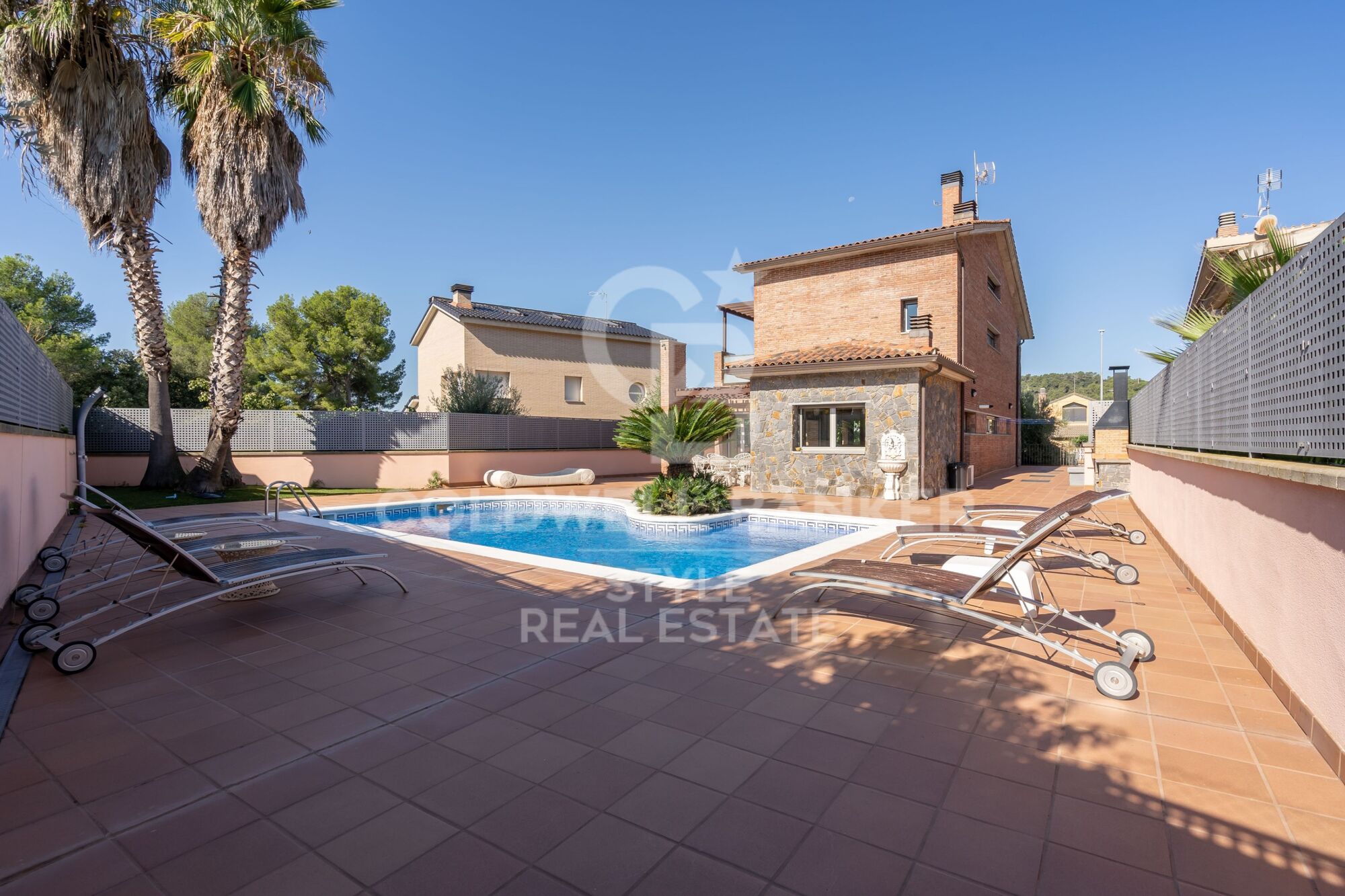 Exceptional with swimming pool