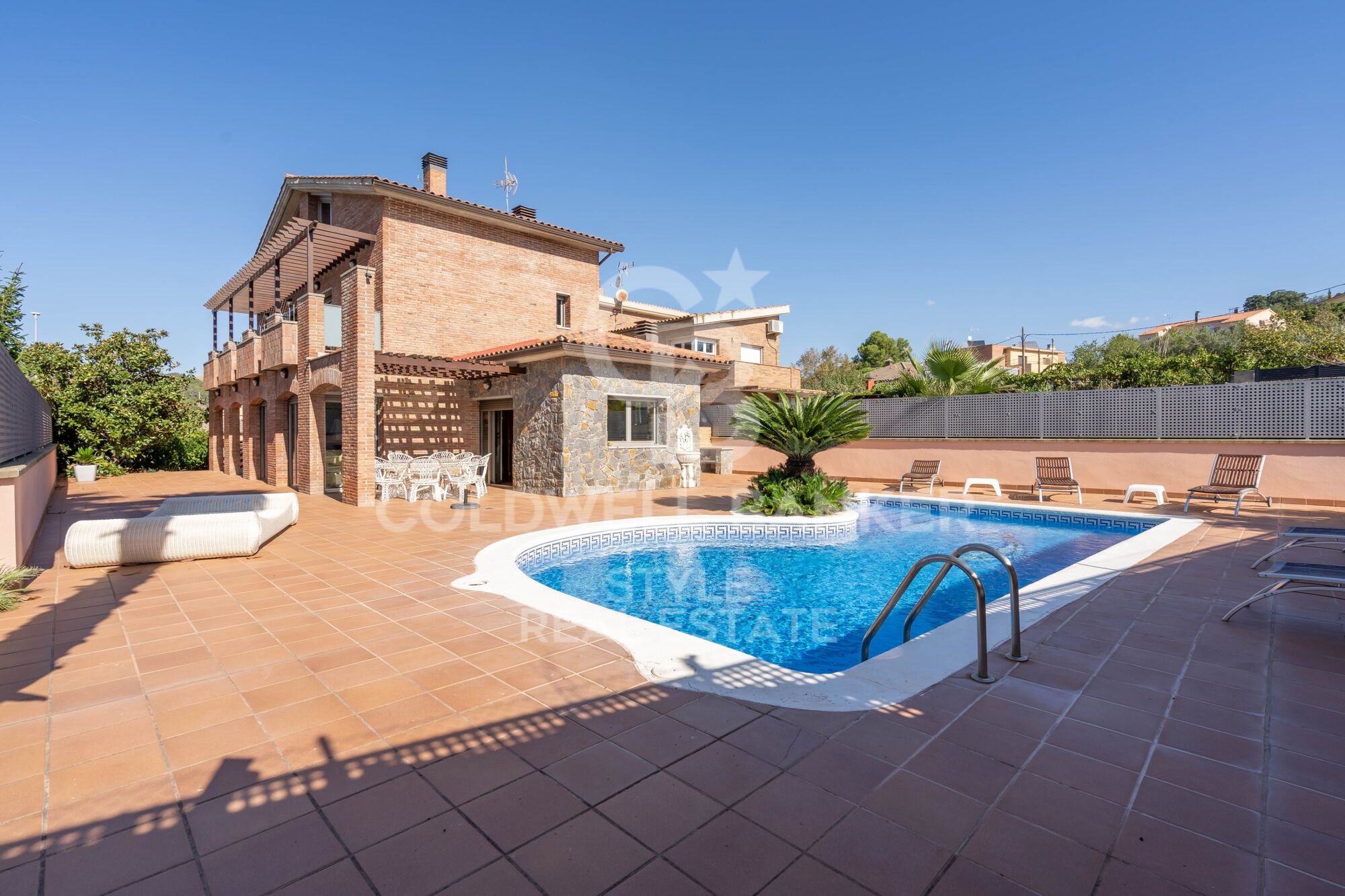 Exceptional with swimming pool