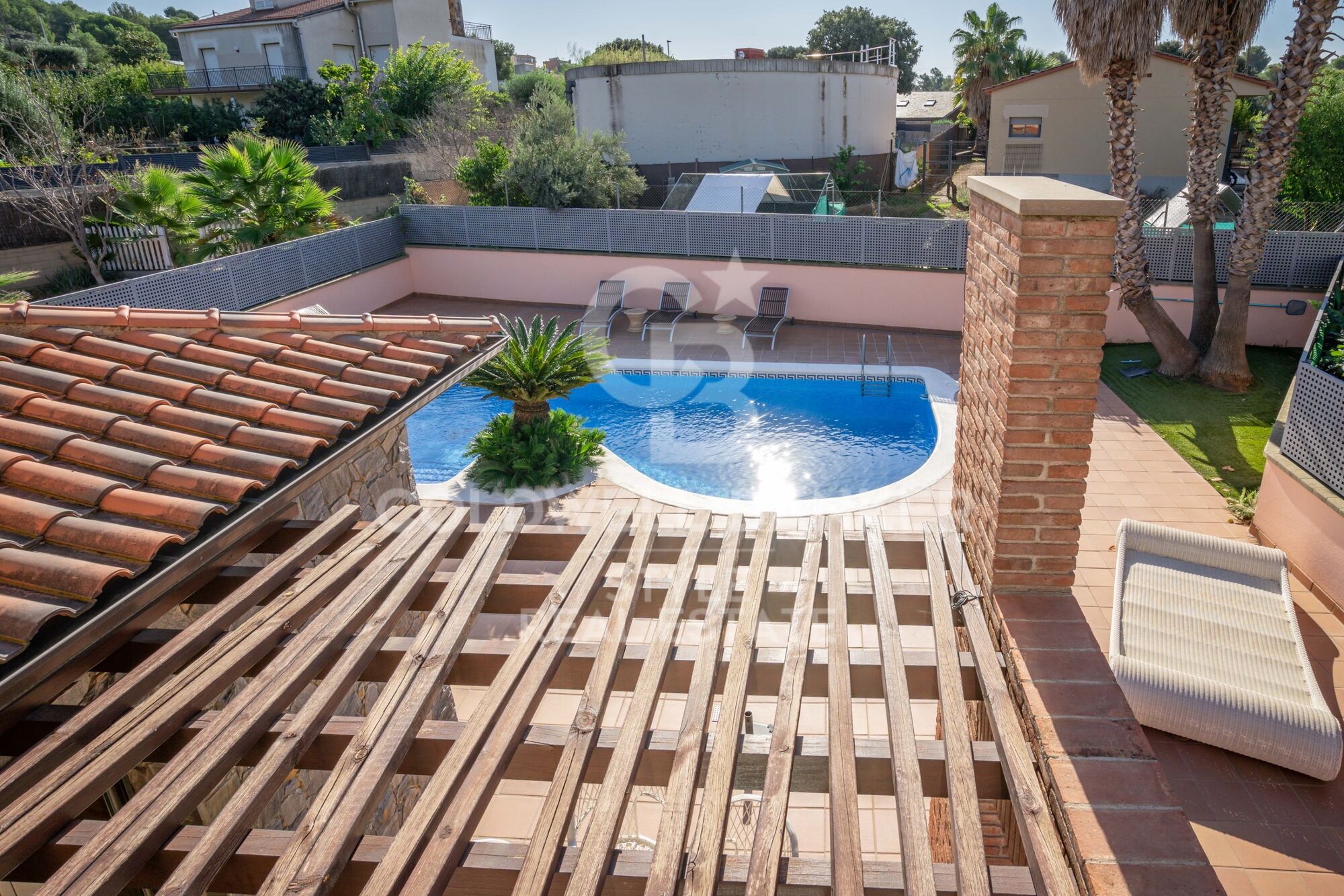 Exceptional with swimming pool