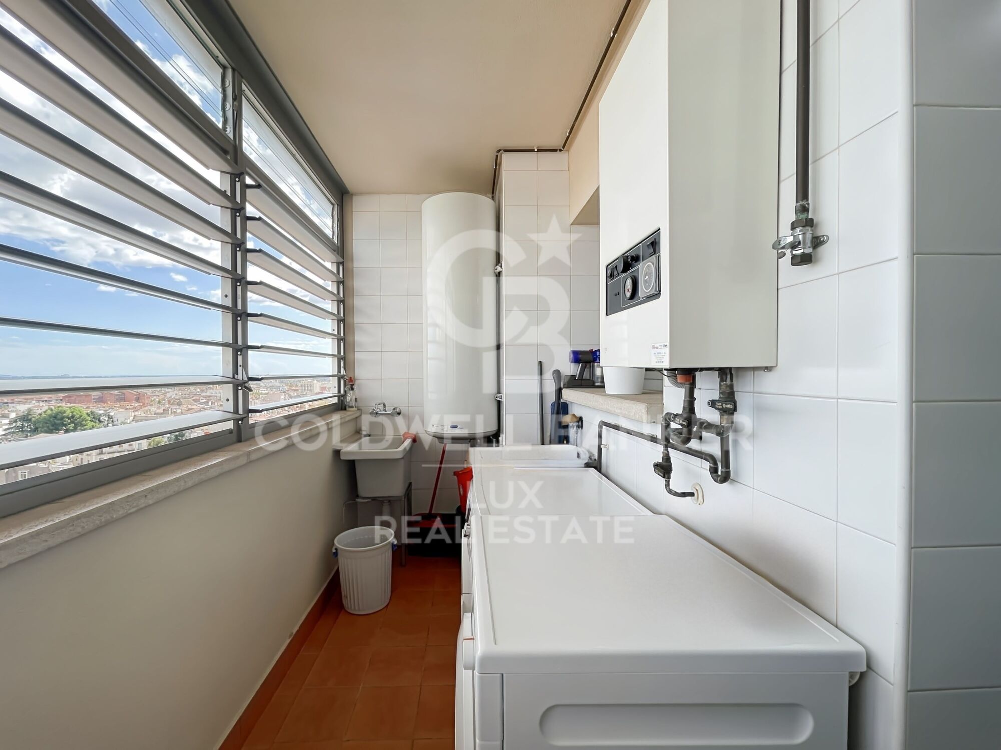 High-end penthouse with parking and storage room for sale in Figueres
