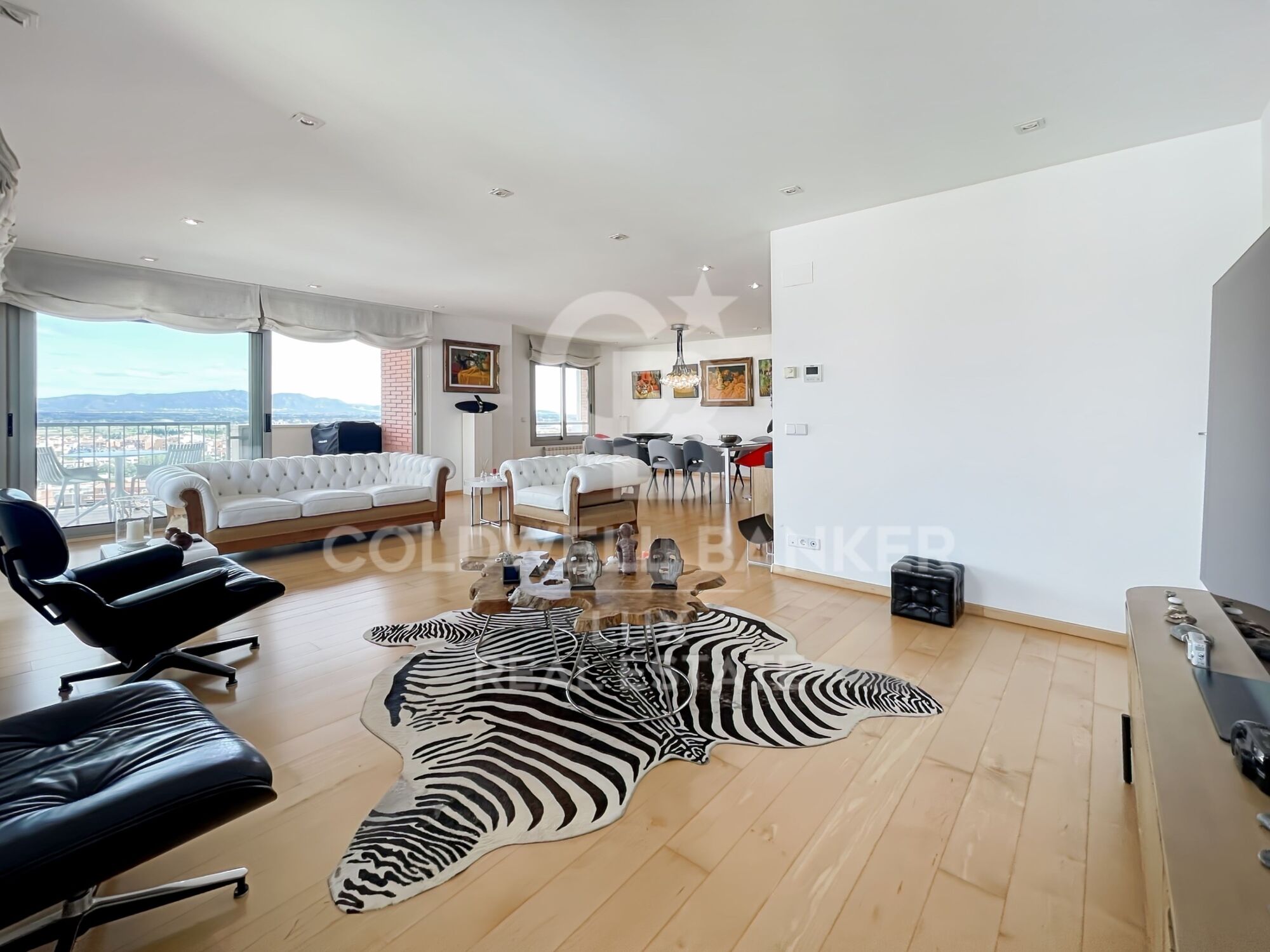 High-end penthouse with parking and storage room for sale in Figueres