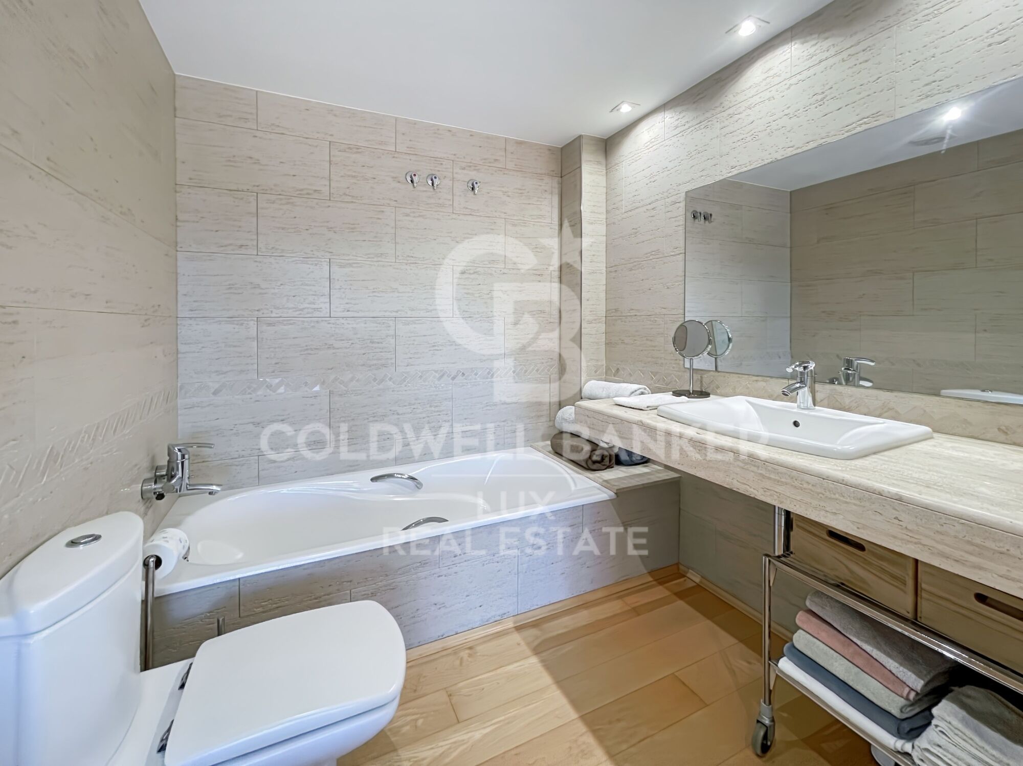High-end penthouse with parking and storage room for sale in Figueres