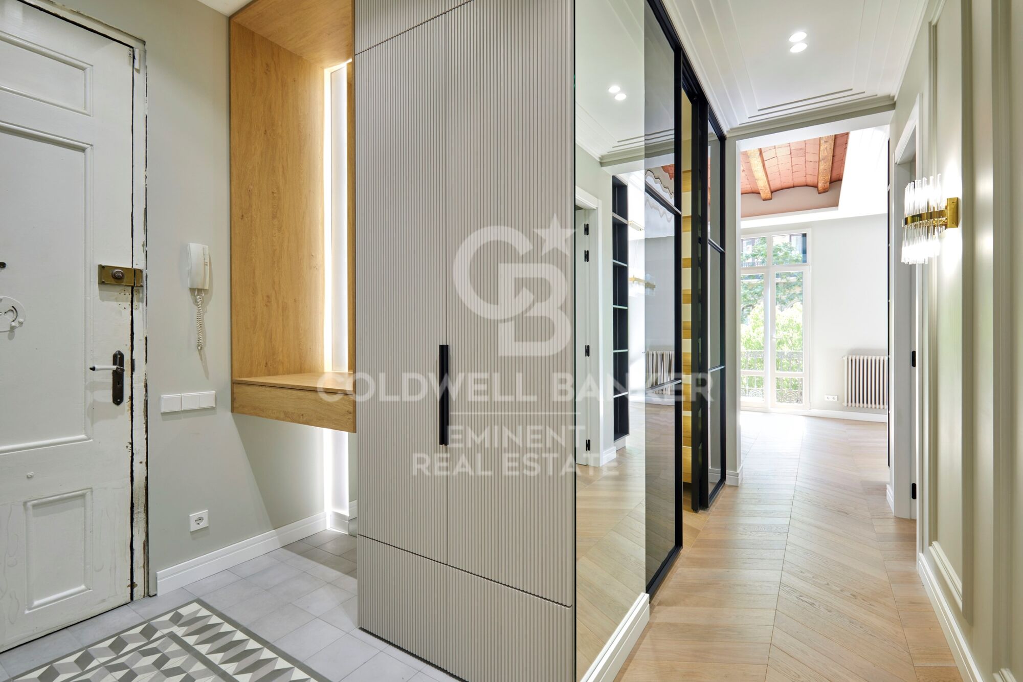 Piso de Diseño en Finca Regia del Eixample con Reforma Integral y Vistas al Passeig de Sant Joan