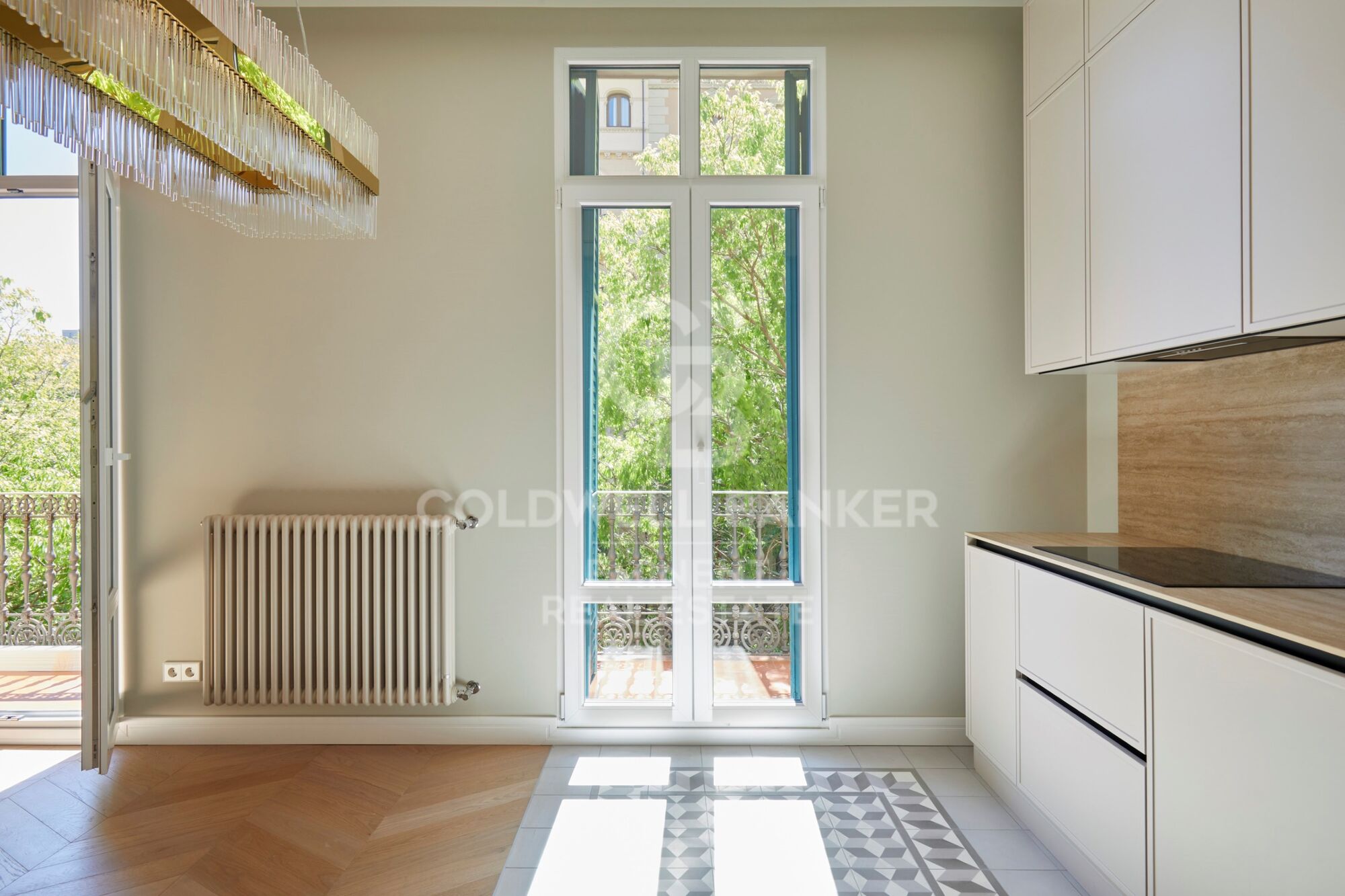Designwohnung in einem Regalen Gebäude im Eixample mit Komplettsanierung und Blick auf den Passeig de Sant Joan