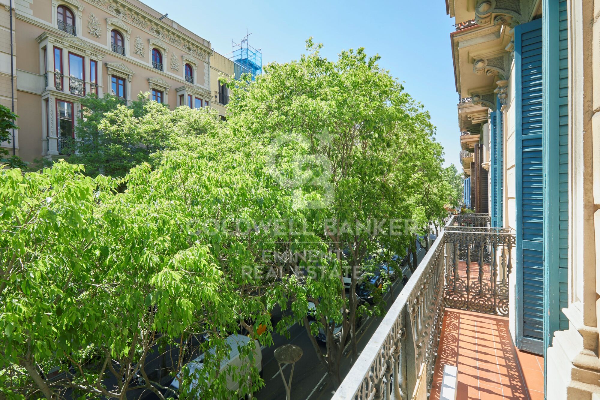 Designwohnung in einem Regalen Gebäude im Eixample mit Komplettsanierung und Blick auf den Passeig de Sant Joan