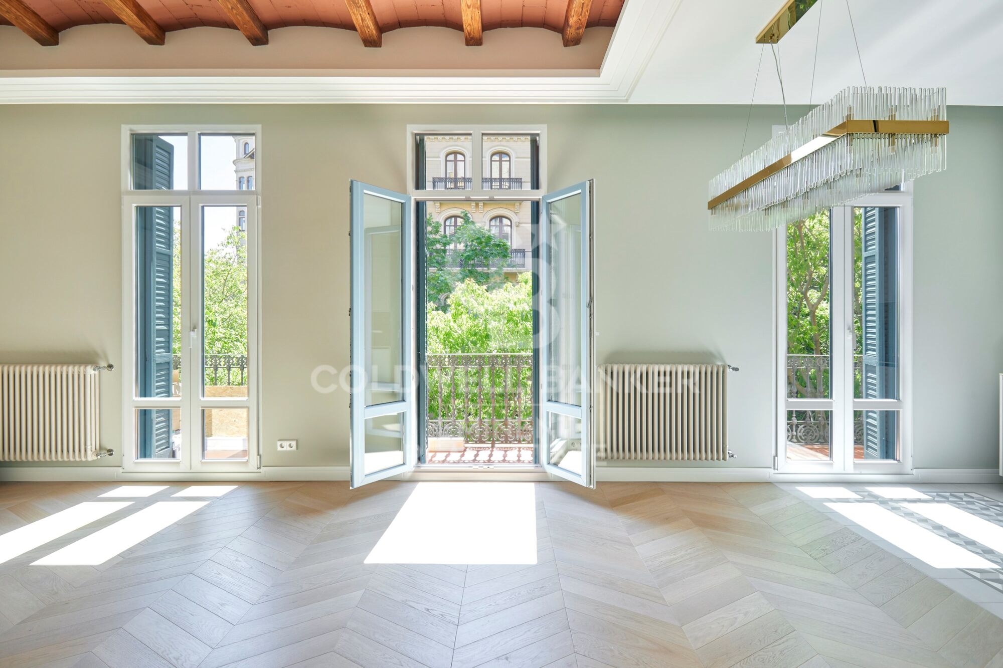 Designwohnung in einem Regalen Gebäude im Eixample mit Komplettsanierung und Blick auf den Passeig de Sant Joan