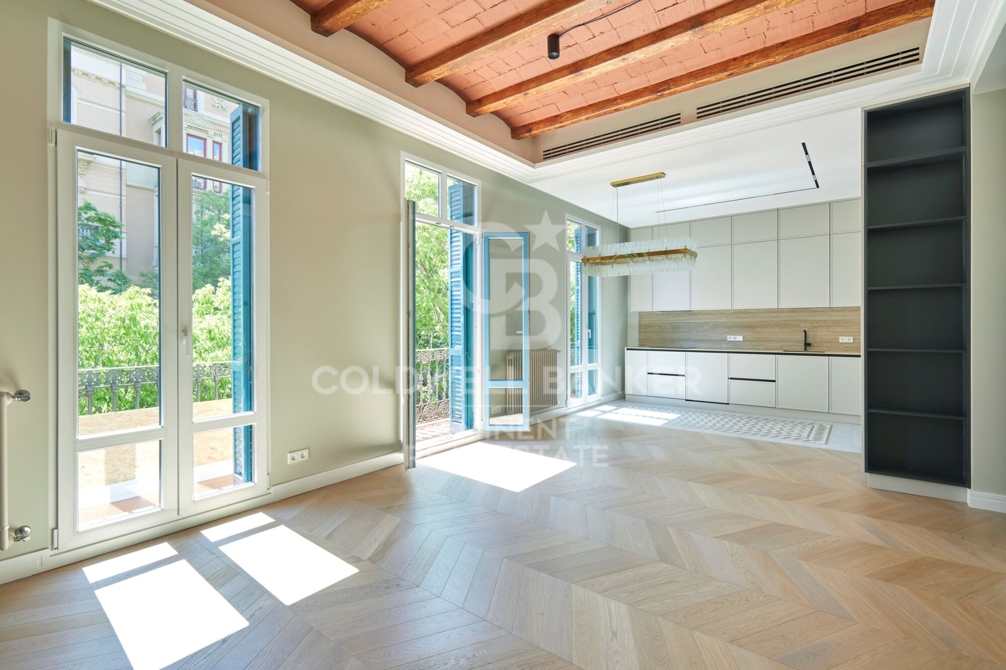 Appartement de Design dans un Immeuble Régional de l'Eixample avec Rénovation Complète et Vues sur le Passeig de Sant Joan
