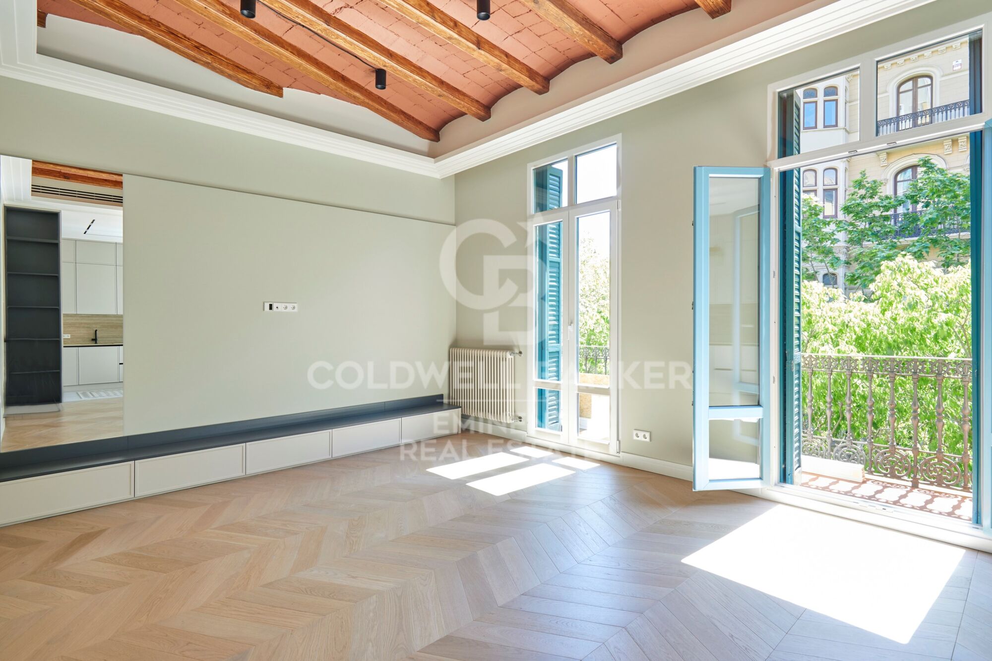Designwohnung in einem Regalen Gebäude im Eixample mit Komplettsanierung und Blick auf den Passeig de Sant Joan