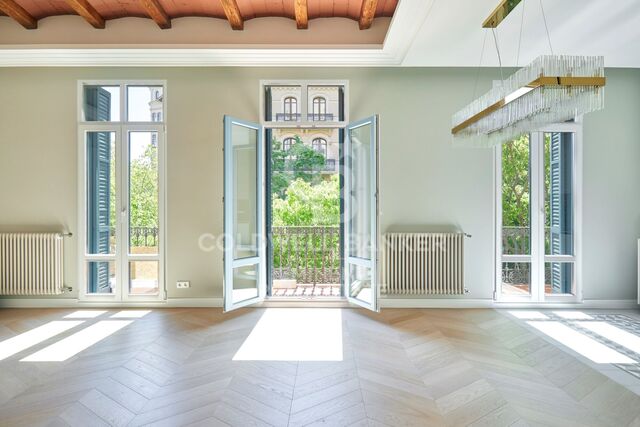 Designer Apartment in a Regal Building in Eixample with Complete Renovation and Views of Passeig de Sant Joan