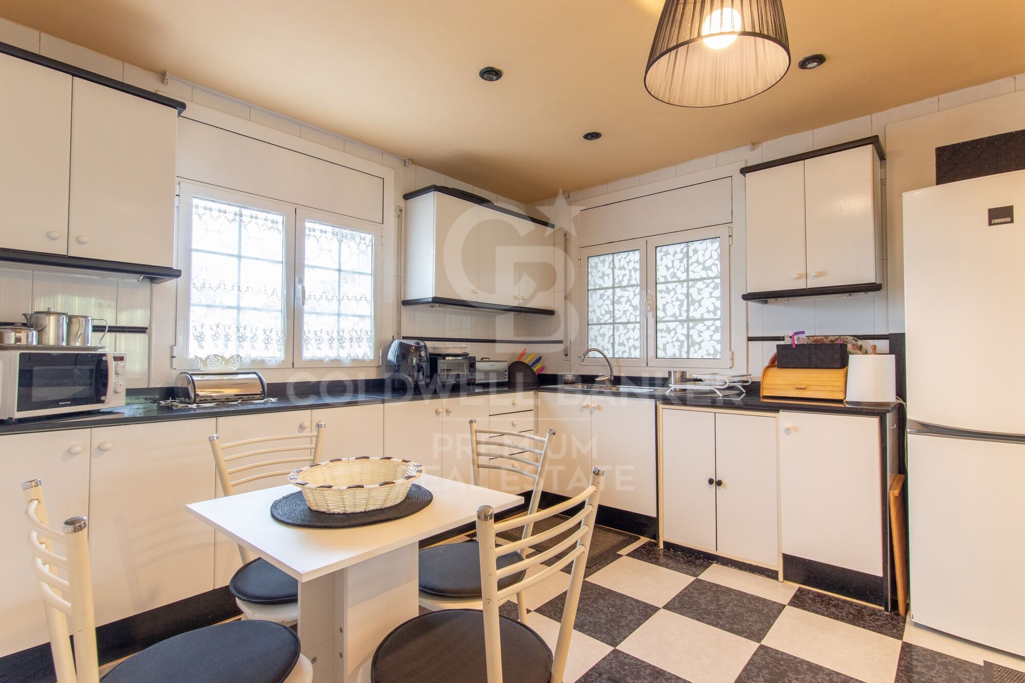 Spacious house with private garden in excellent location Valldoreix