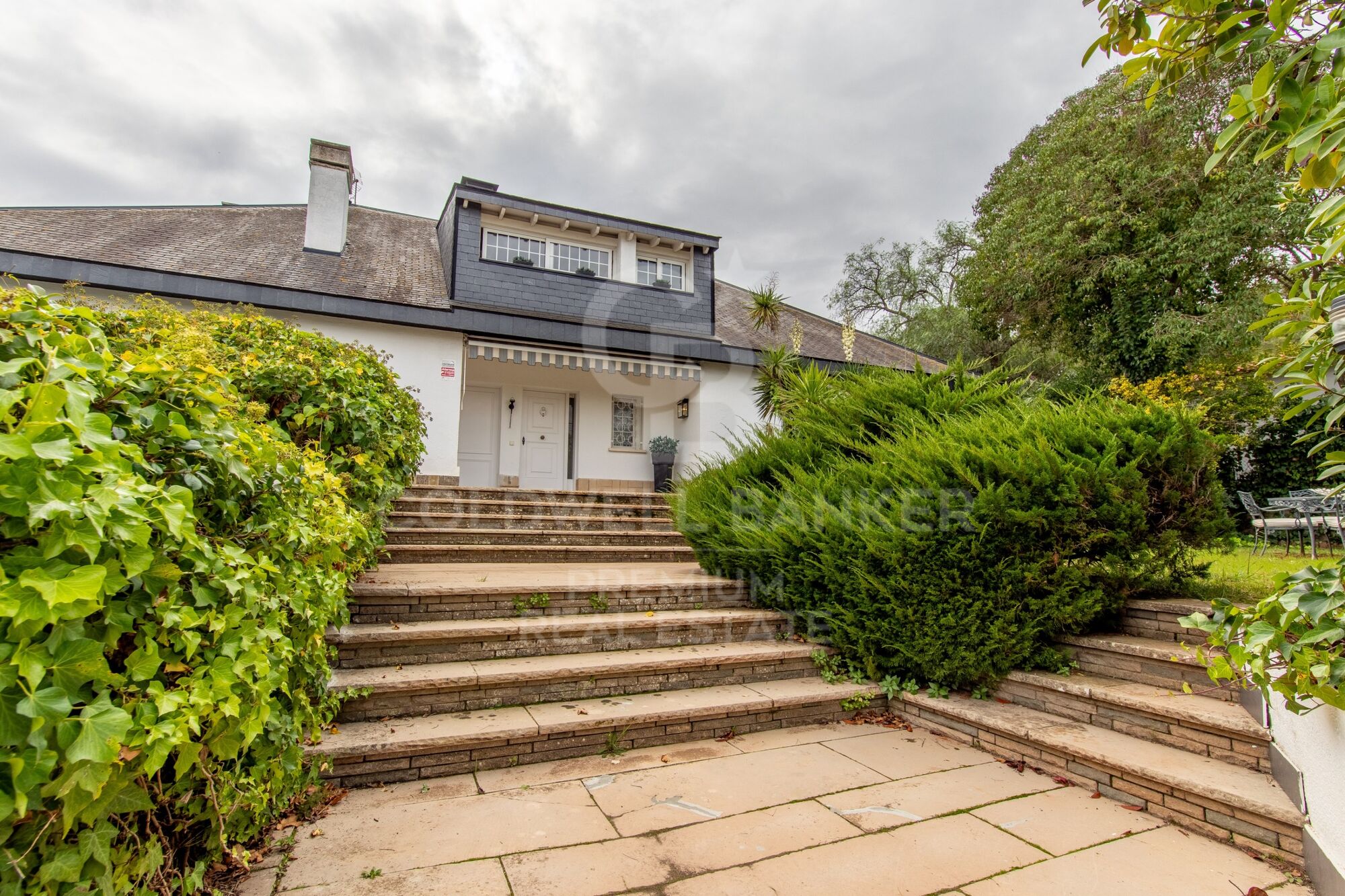 Spacious house with private garden in excellent location Valldoreix