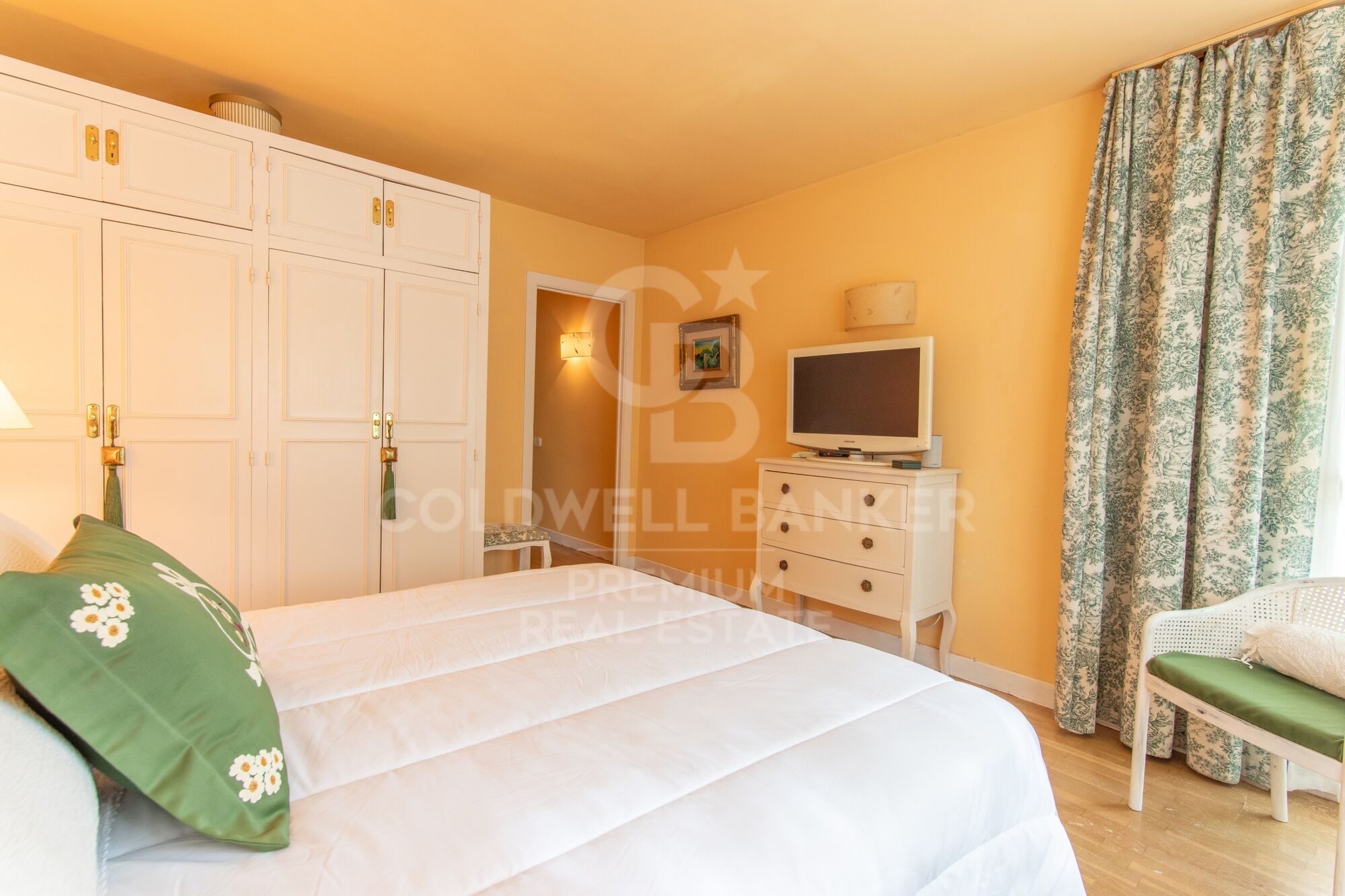 Spacious house with private garden in excellent location Valldoreix