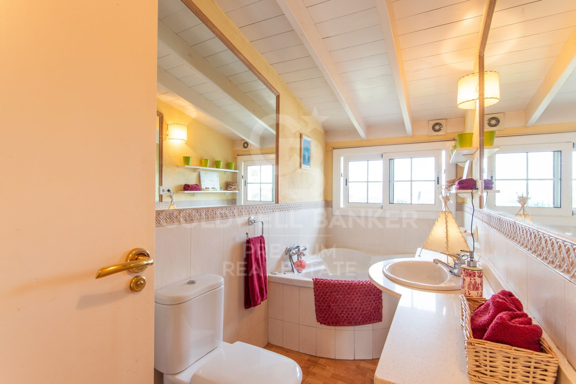 Spacious house with private garden in excellent location Valldoreix