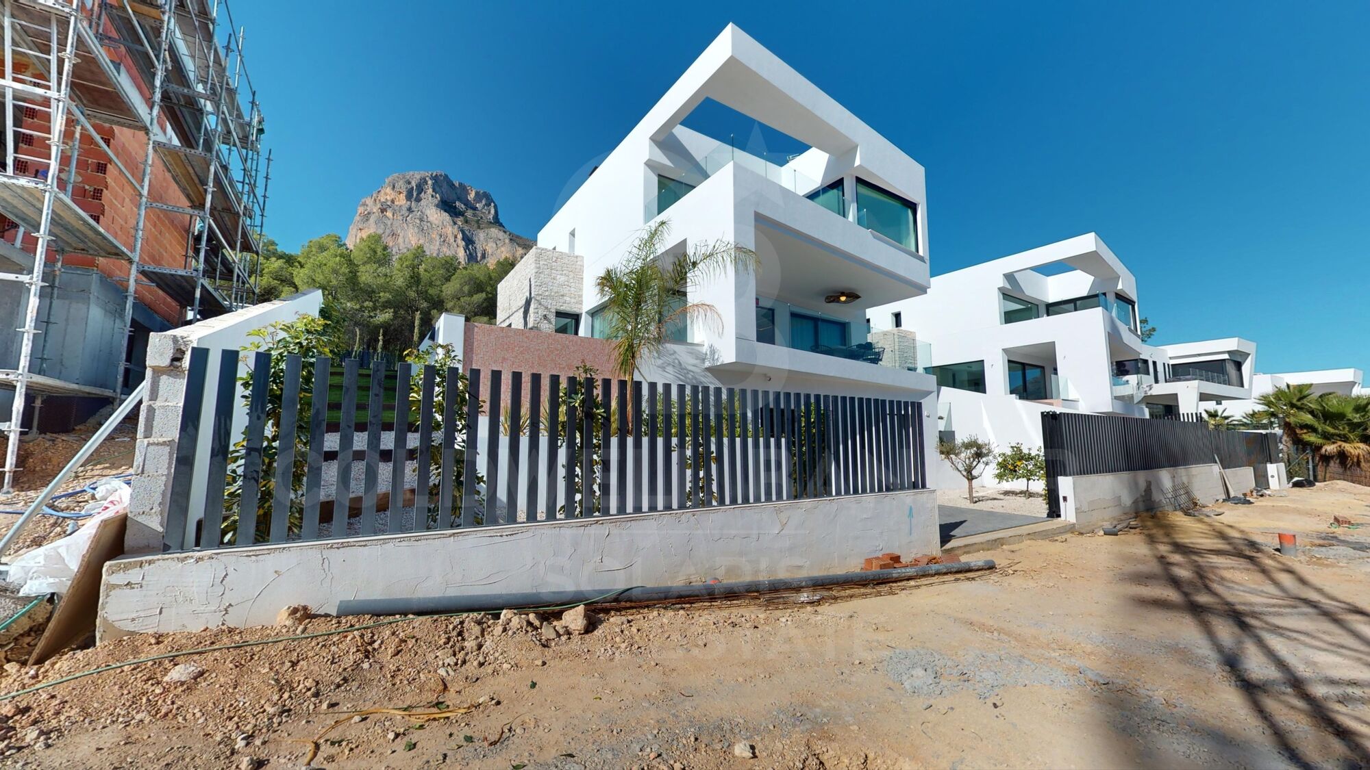 Villas de Ponoig, exclusive complex with sea and mountain views.