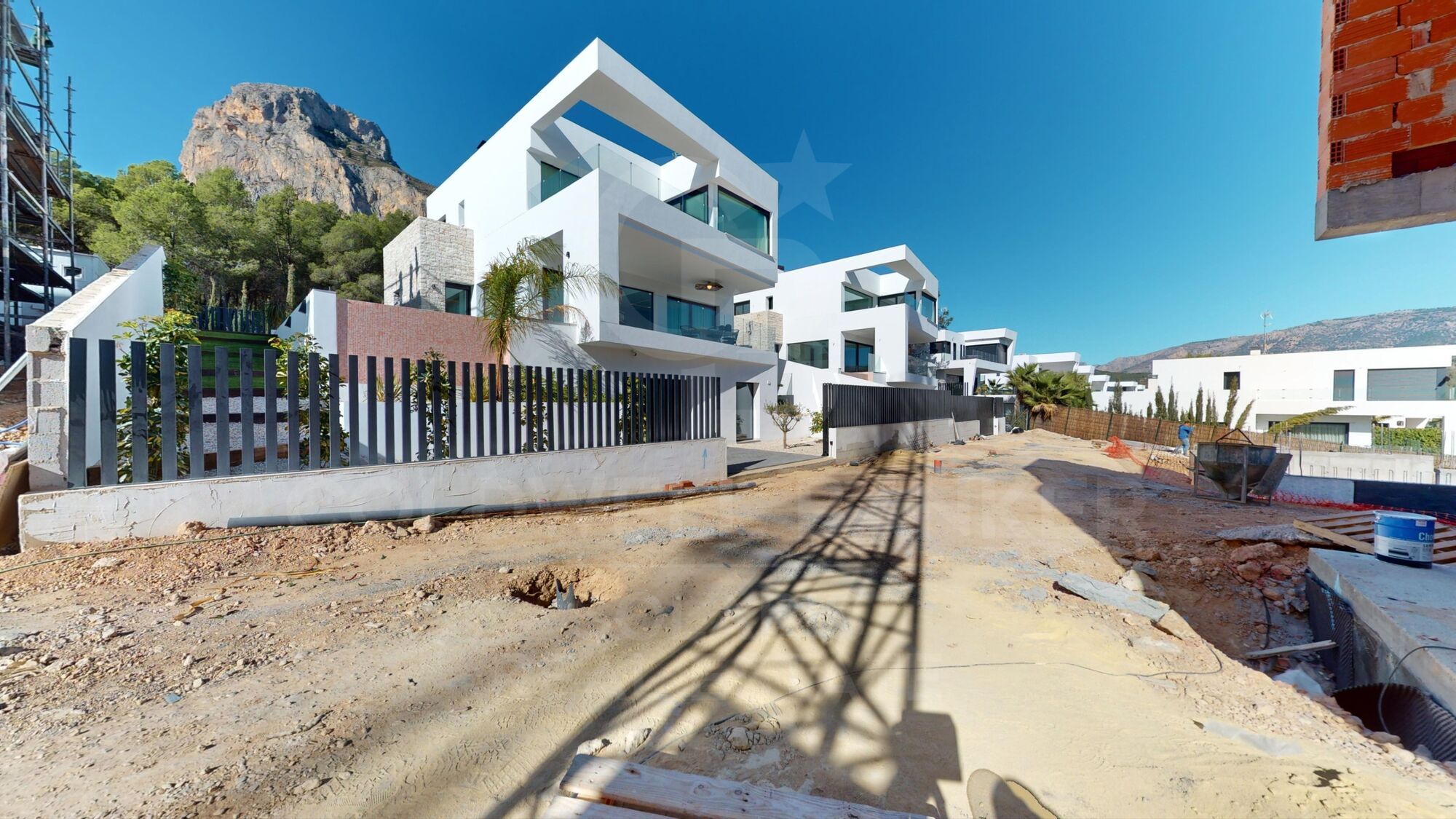 Villas de Ponoig, exclusive complex with sea and mountain views.