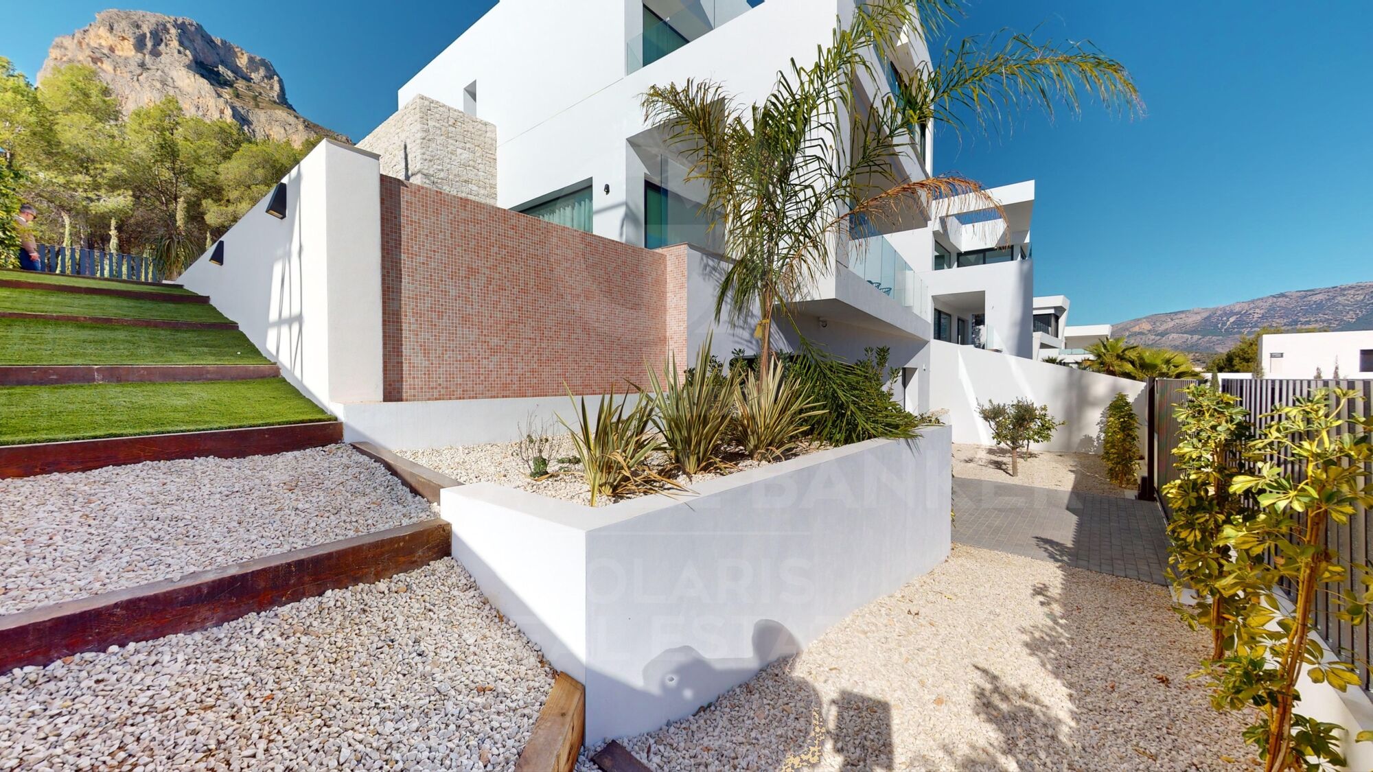 Villas de Ponoig, exclusive complex with sea and mountain views.