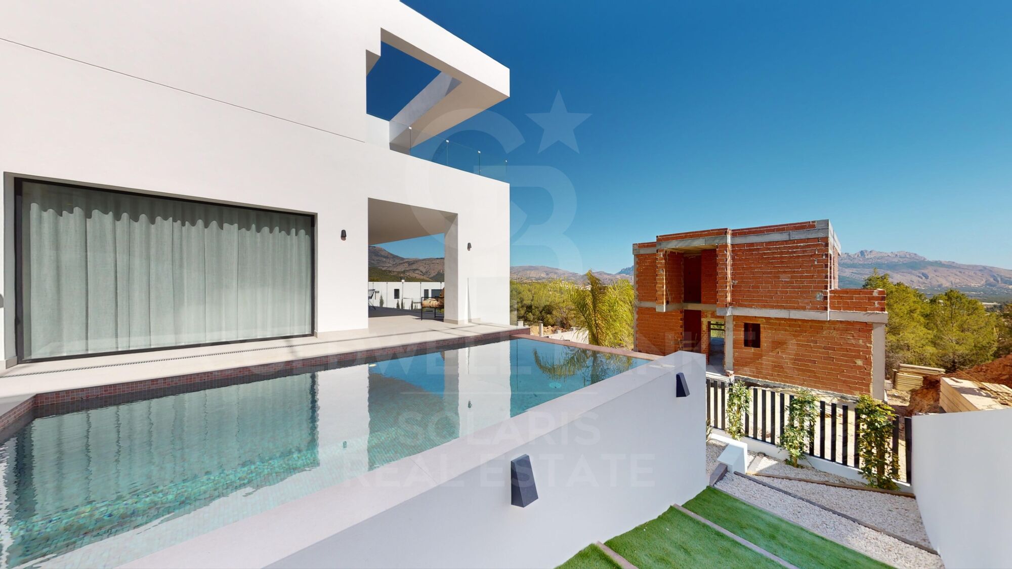 Villas de Ponoig, exclusive complex with sea and mountain views.