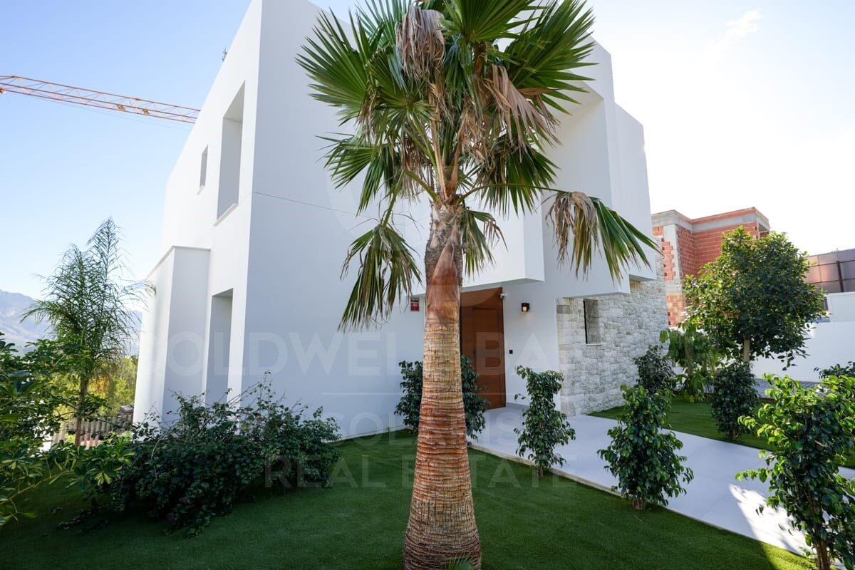 Nueva Villa de Ponoig, exclusivo complejo con vistas al mar y montaña.
