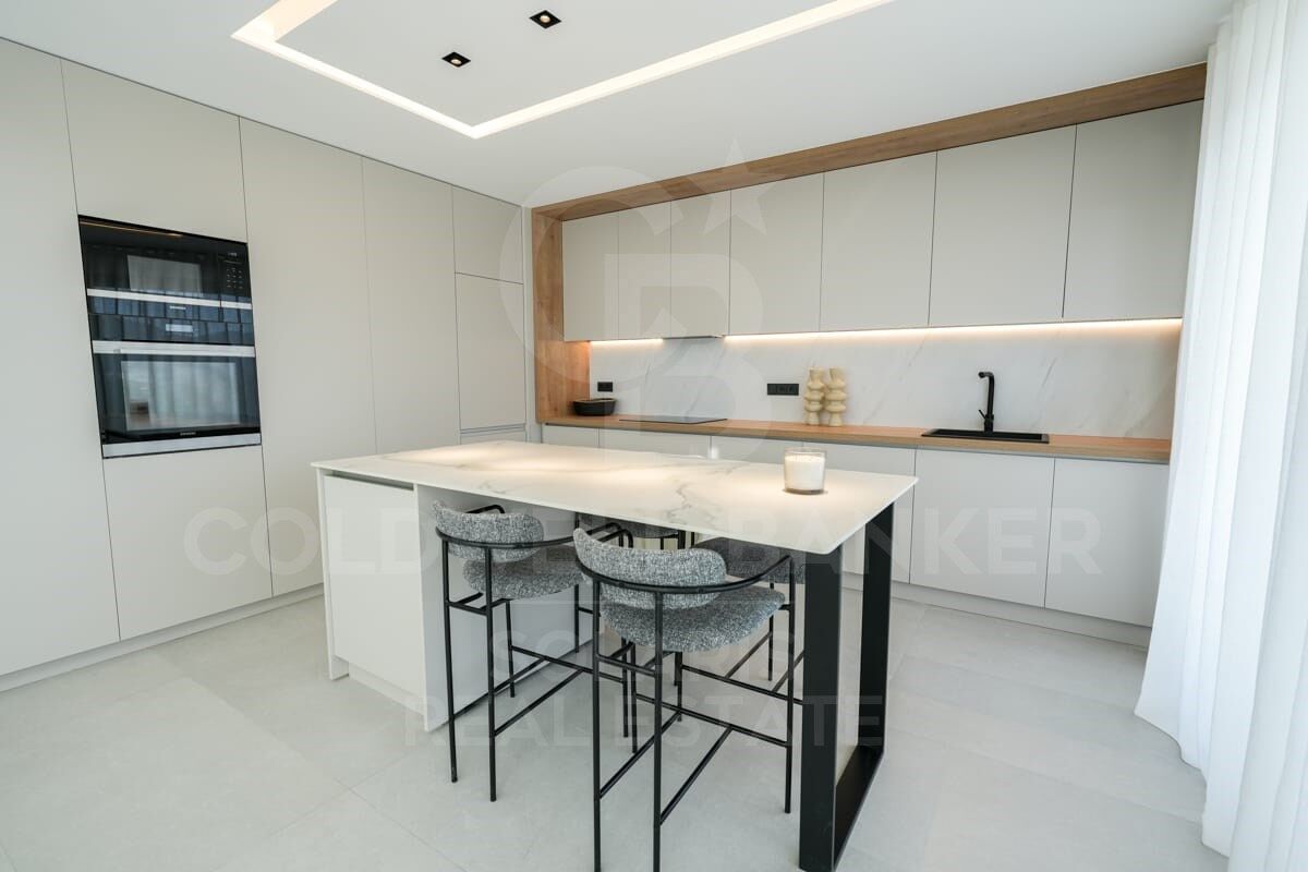 Nueva Villa de Ponoig, exclusivo complejo con vistas al mar y montaña.