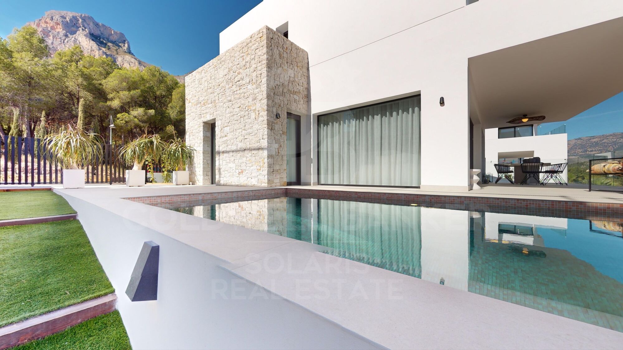 Villas de Ponoig, exclusive complex with sea and mountain views.