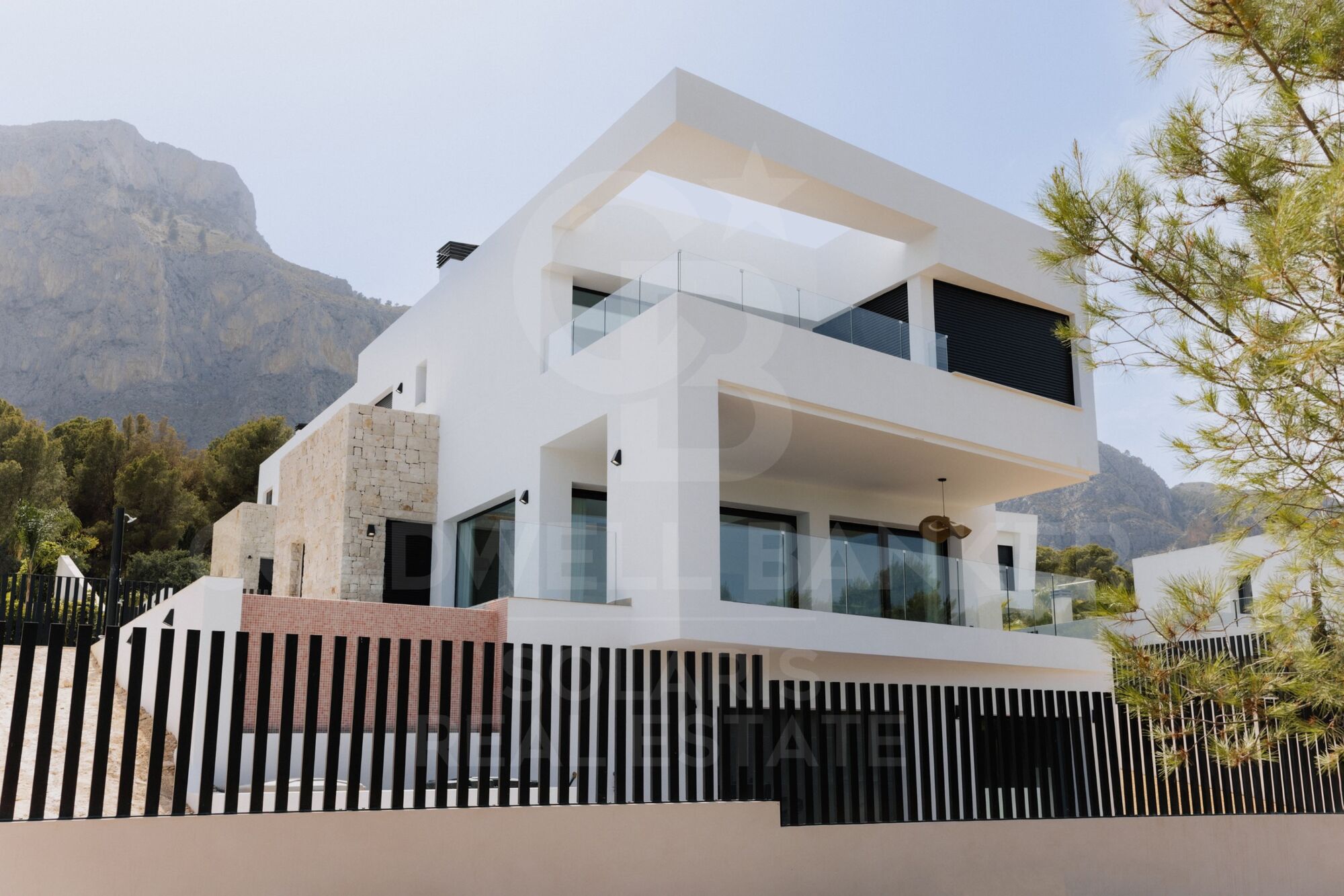 Nueva Villa de Ponoig, exclusivo complejo con vistas al mar y montaña.
