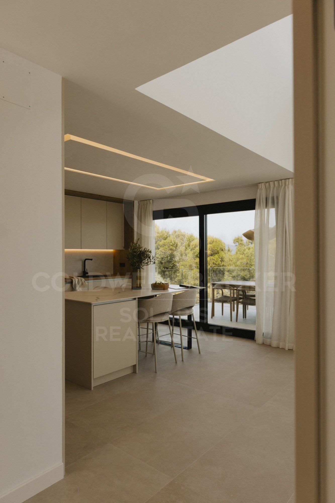 Nueva Villa de Ponoig, exclusivo complejo con vistas al mar y montaña.
