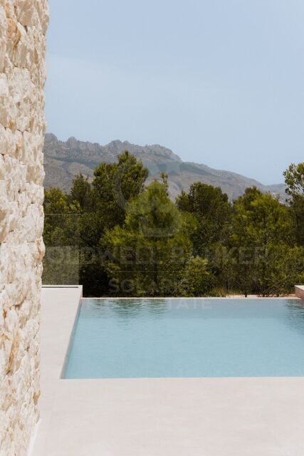 Villas de Ponoig, exclusive complex with sea and mountain views.