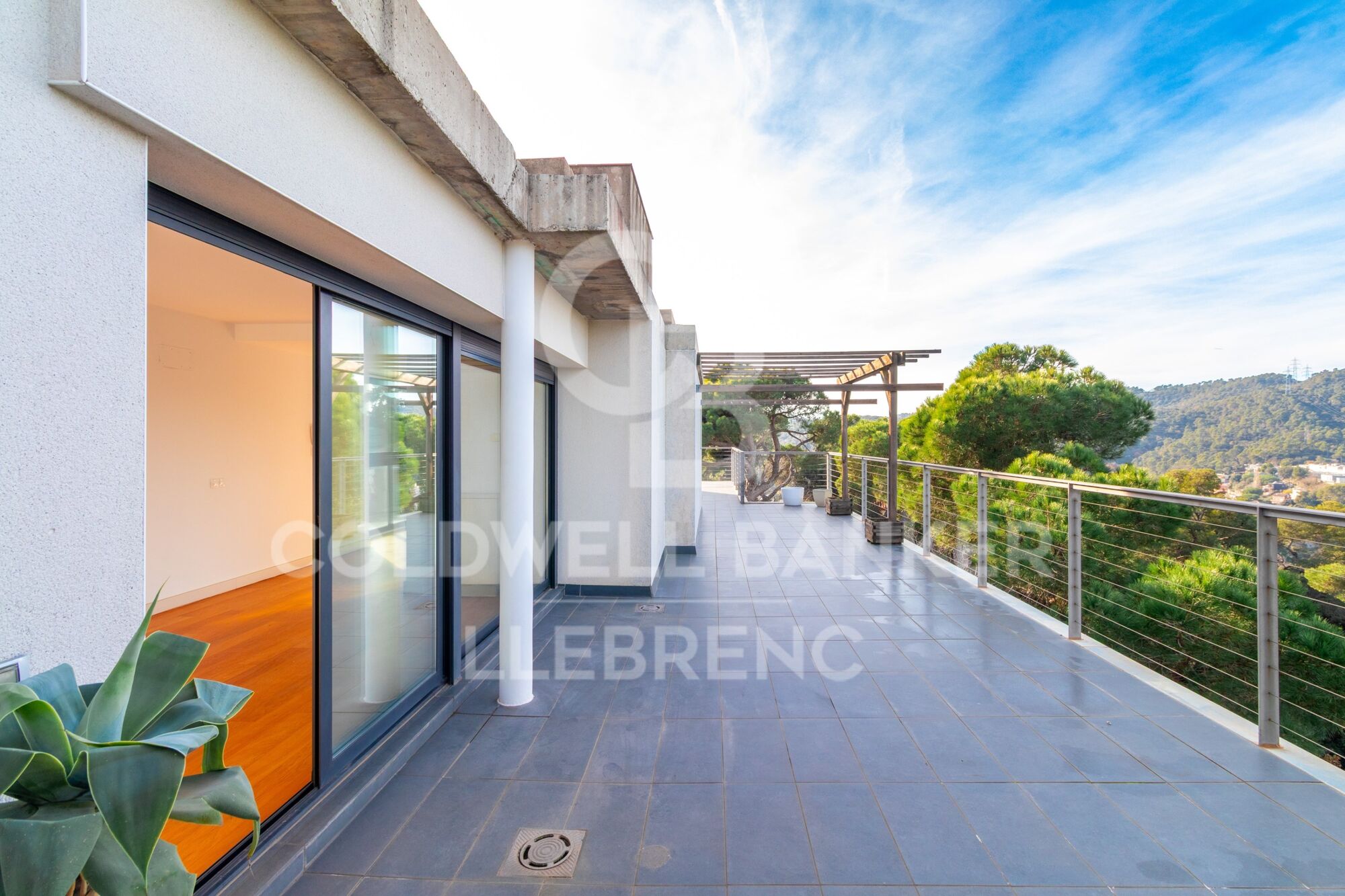 Maravillosa casa de diseño con jardín y piscina en alquiler en Vallvidrera