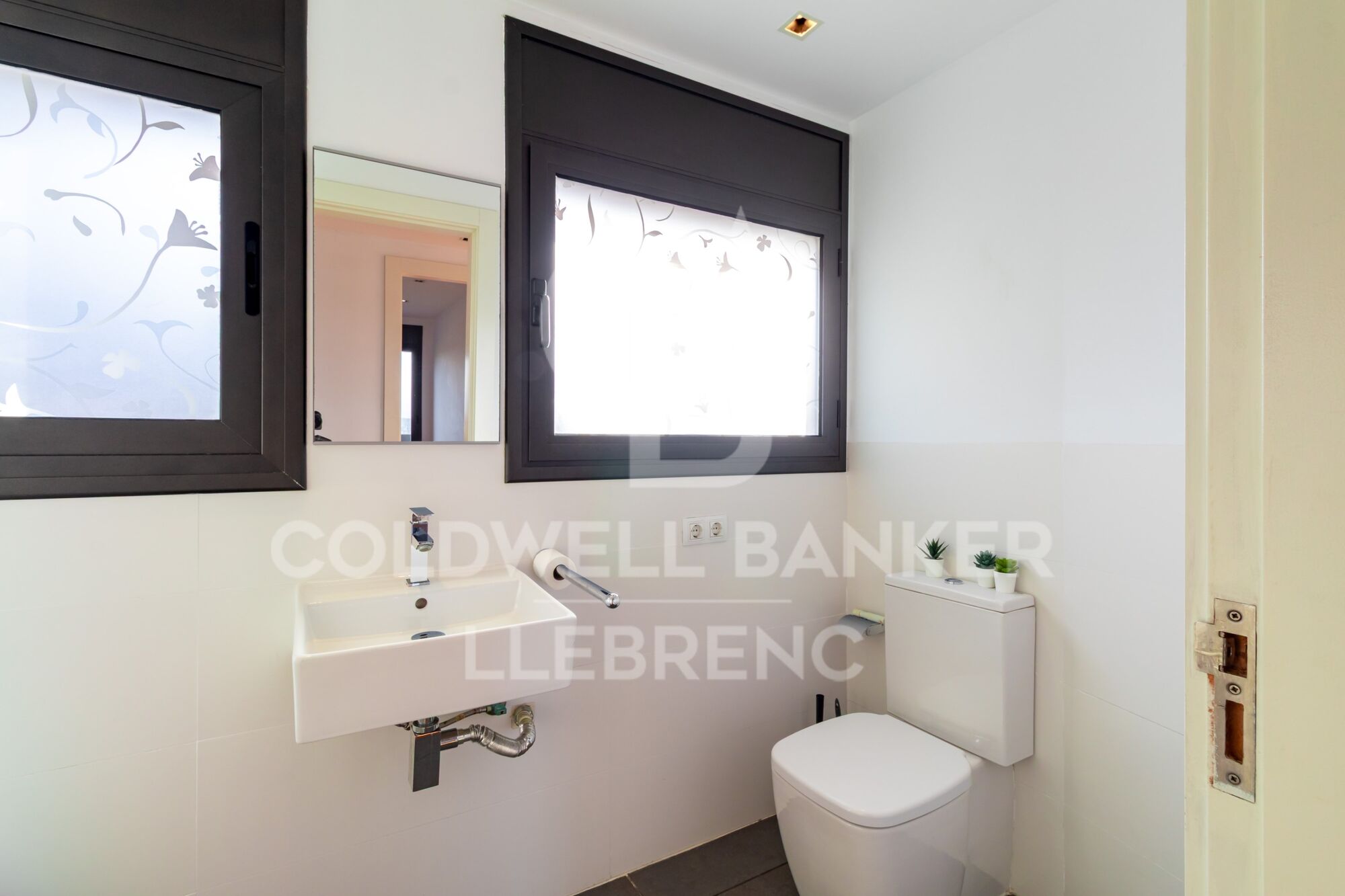 Maravillosa casa de diseño con jardín y piscina en alquiler en Vallvidrera