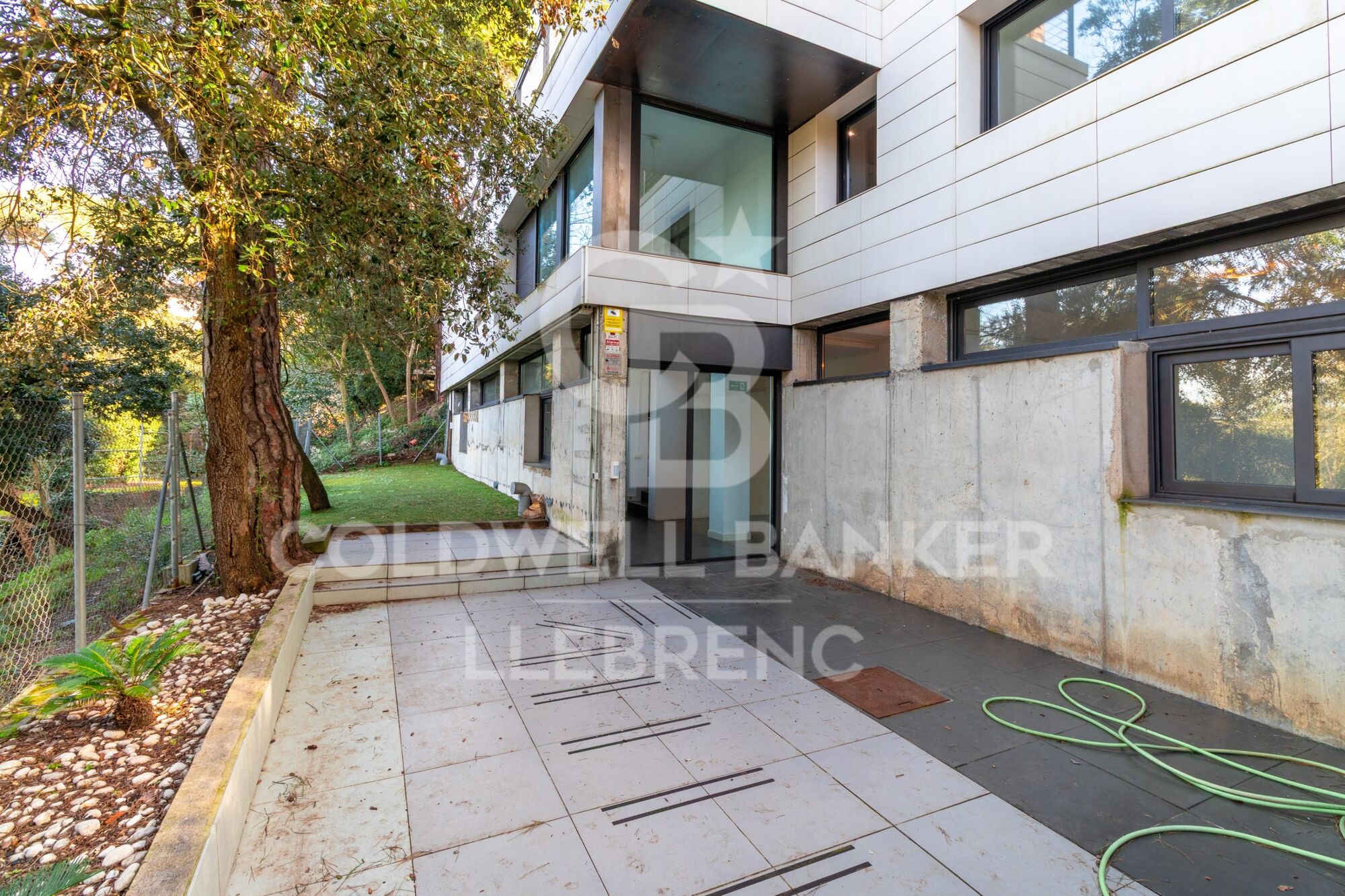 Maravillosa casa de diseño con jardín y piscina en alquiler en Vallvidrera