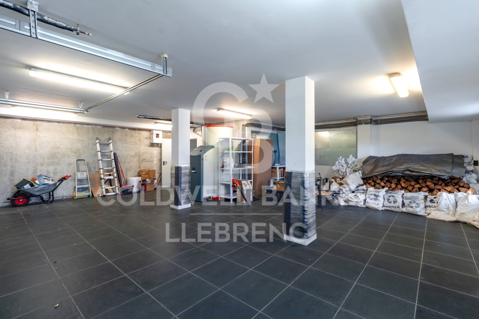 Maravillosa casa de diseño con jardín y piscina en alquiler en Vallvidrera