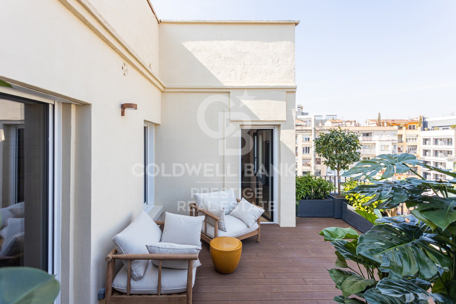 Penthouse exclusif à vendre avec grande terrasse et vues panoramiques imprenables.