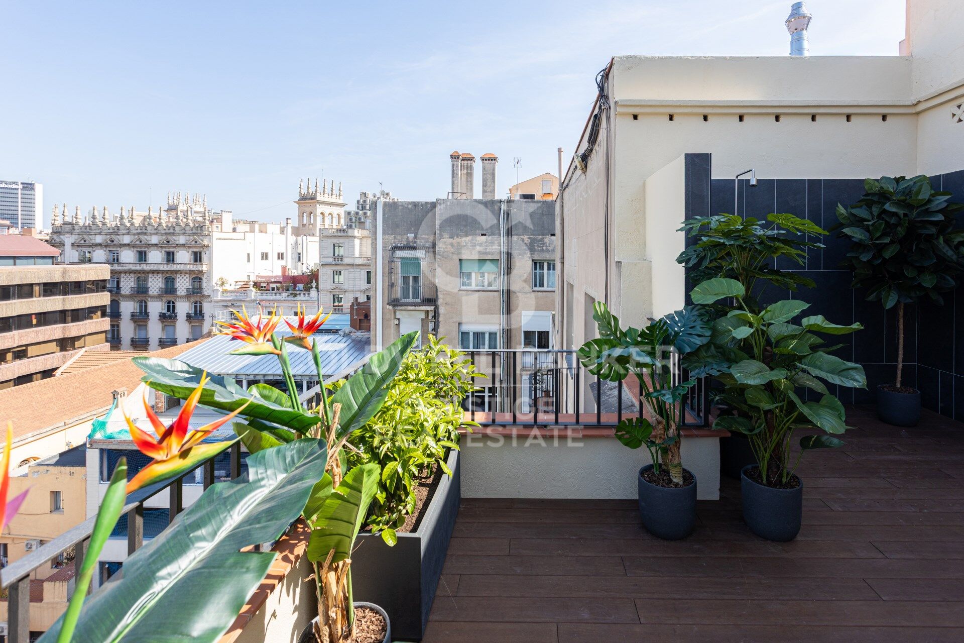 Penthouse exclusif à vendre avec grande terrasse et vues panoramiques imprenables.