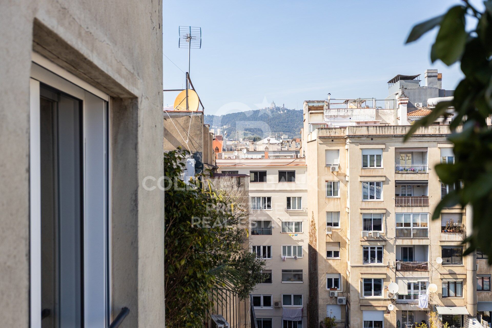 Penthouse exclusif à vendre avec grande terrasse et vues panoramiques imprenables.