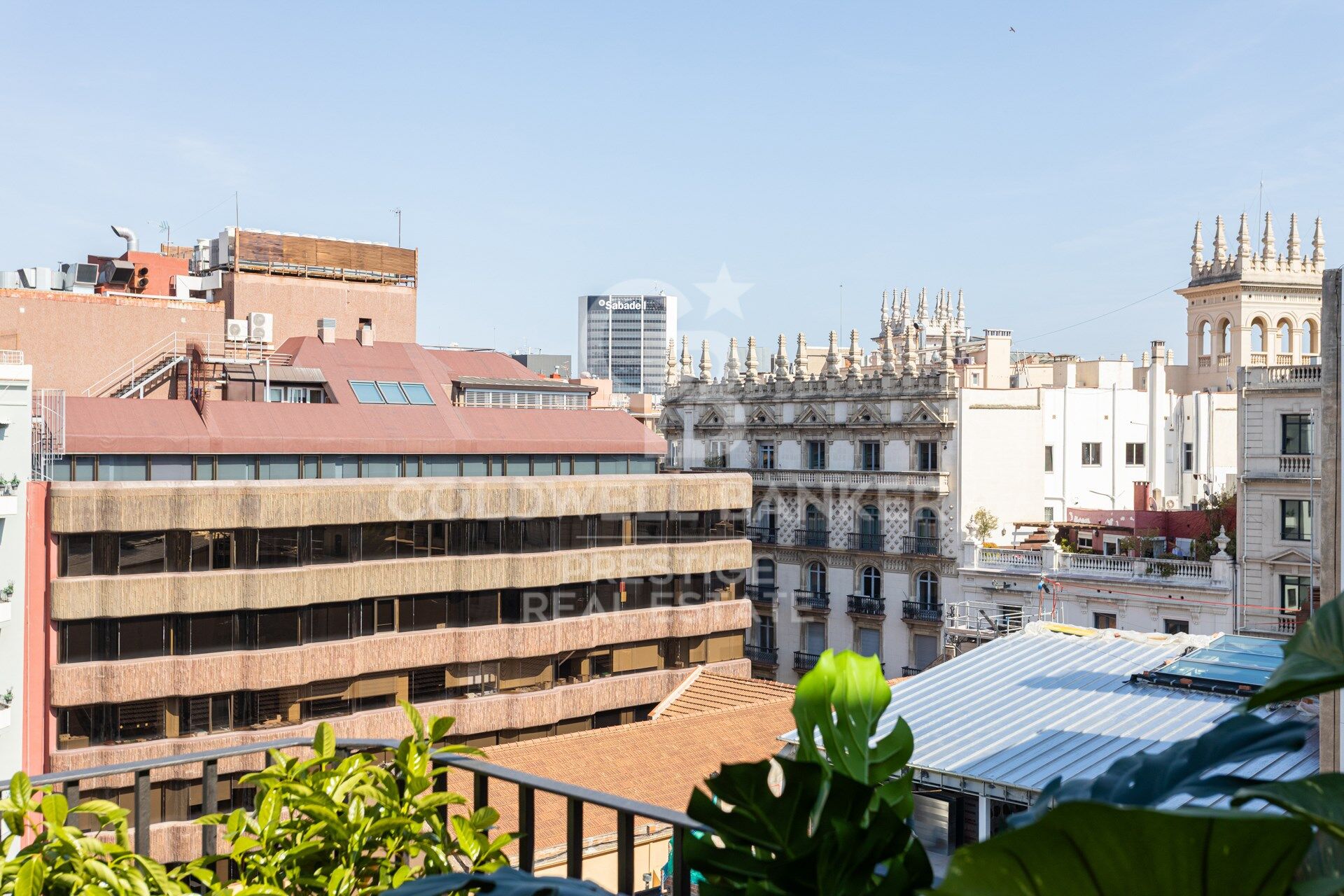 Penthouse exclusif à vendre avec grande terrasse et vues panoramiques imprenables.