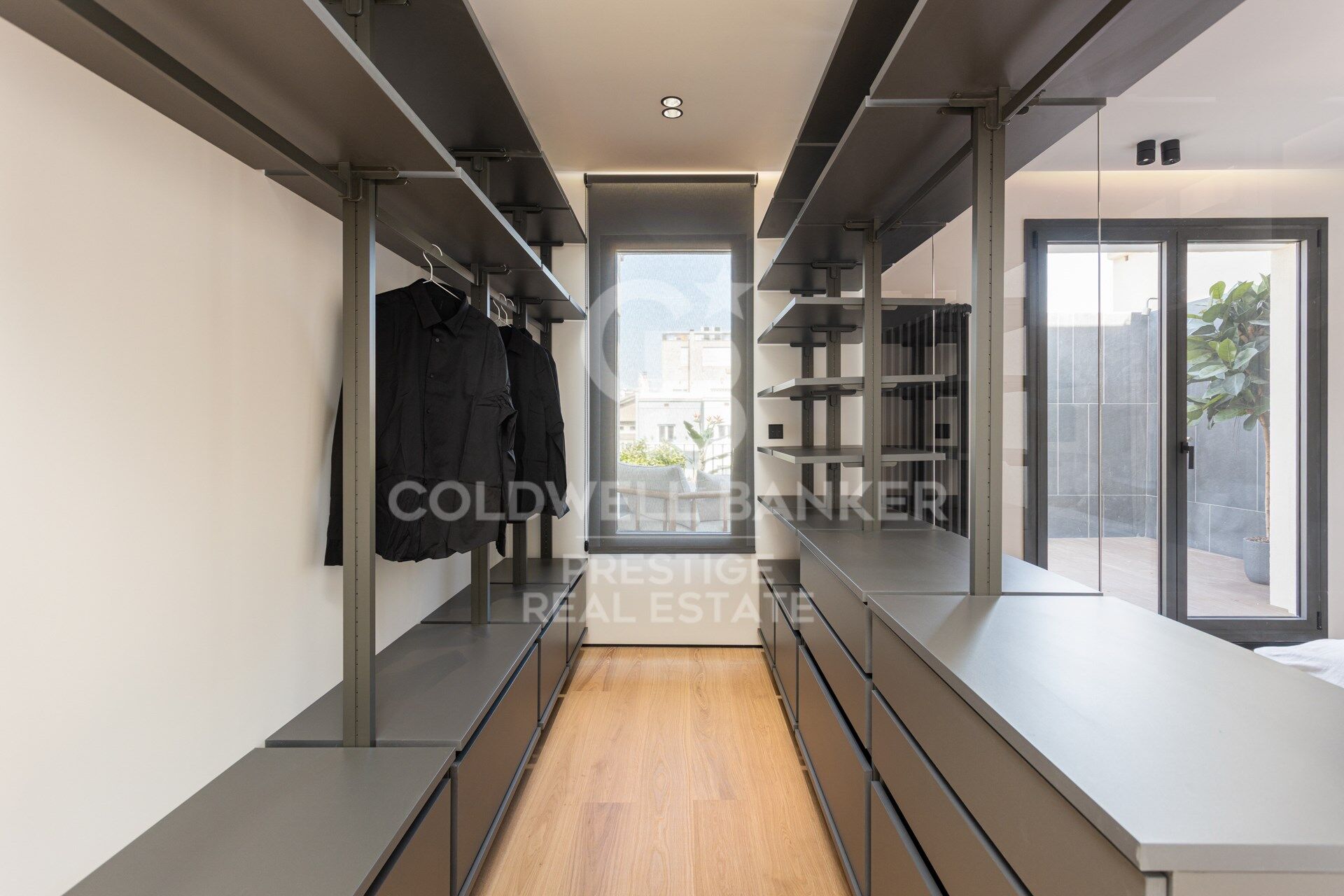 Penthouse exclusif à vendre avec grande terrasse et vues panoramiques imprenables.