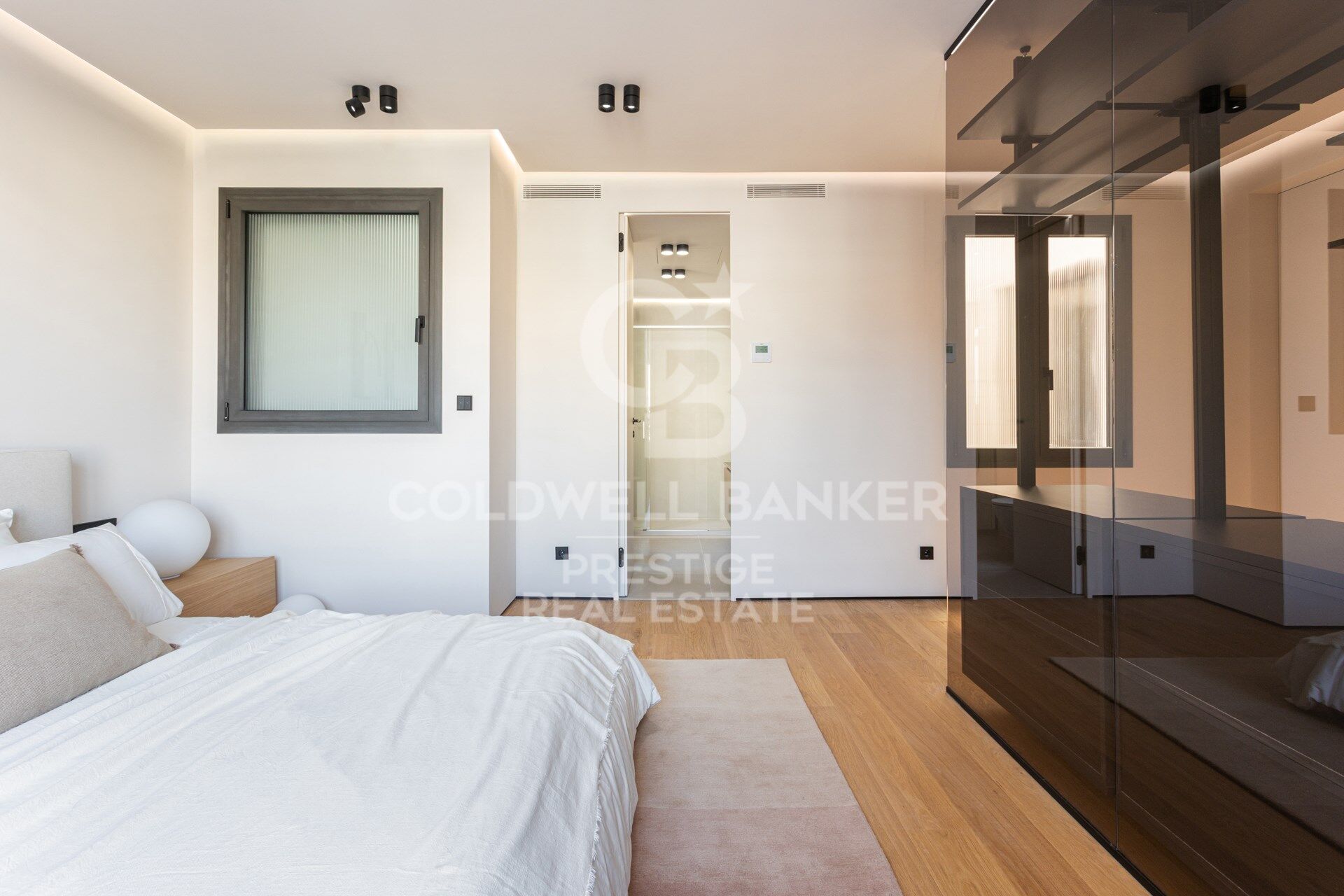 Penthouse exclusif à vendre avec grande terrasse et vues panoramiques imprenables.