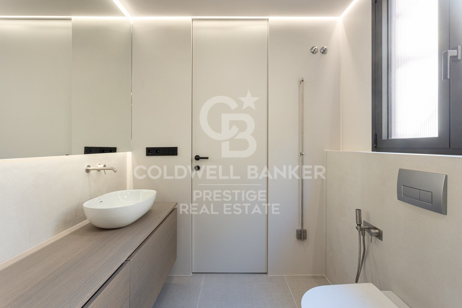 Penthouse exclusif à vendre avec grande terrasse et vues panoramiques imprenables.