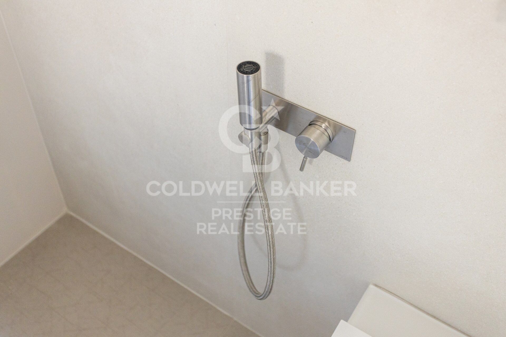 Penthouse exclusif à vendre avec grande terrasse et vues panoramiques imprenables.