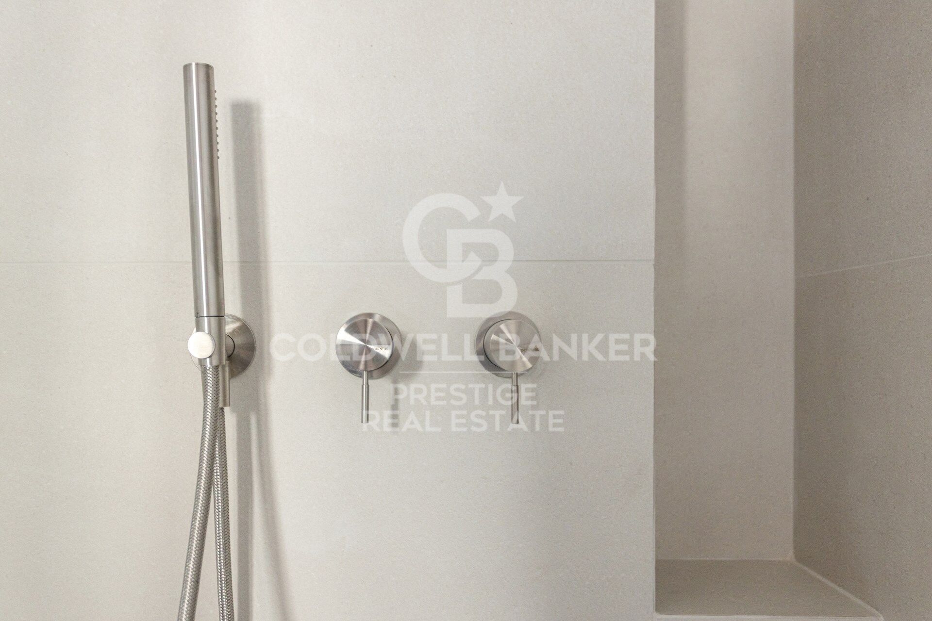 Penthouse exclusif à vendre avec grande terrasse et vues panoramiques imprenables.