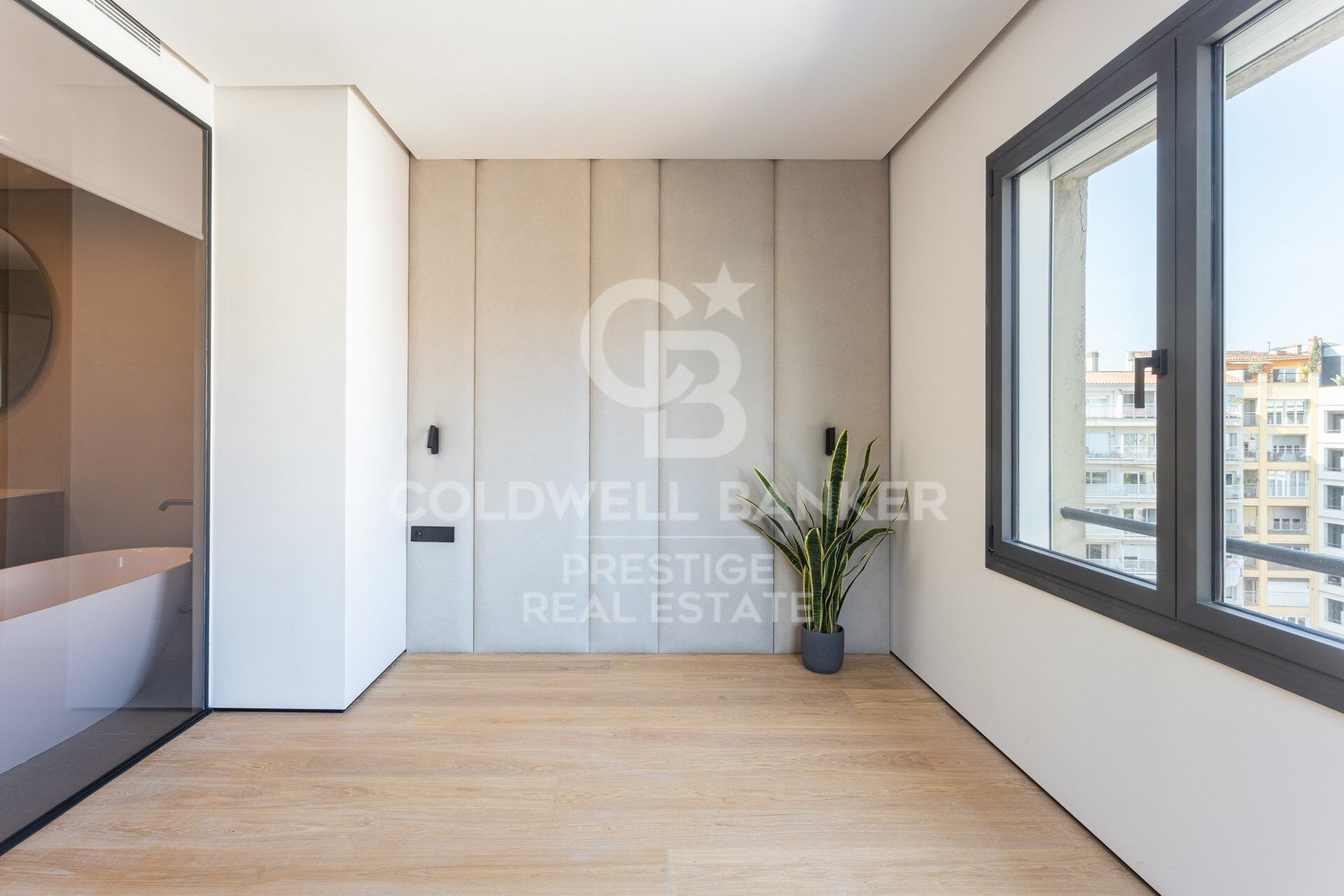 Penthouse exclusif à vendre avec grande terrasse et vues panoramiques imprenables.