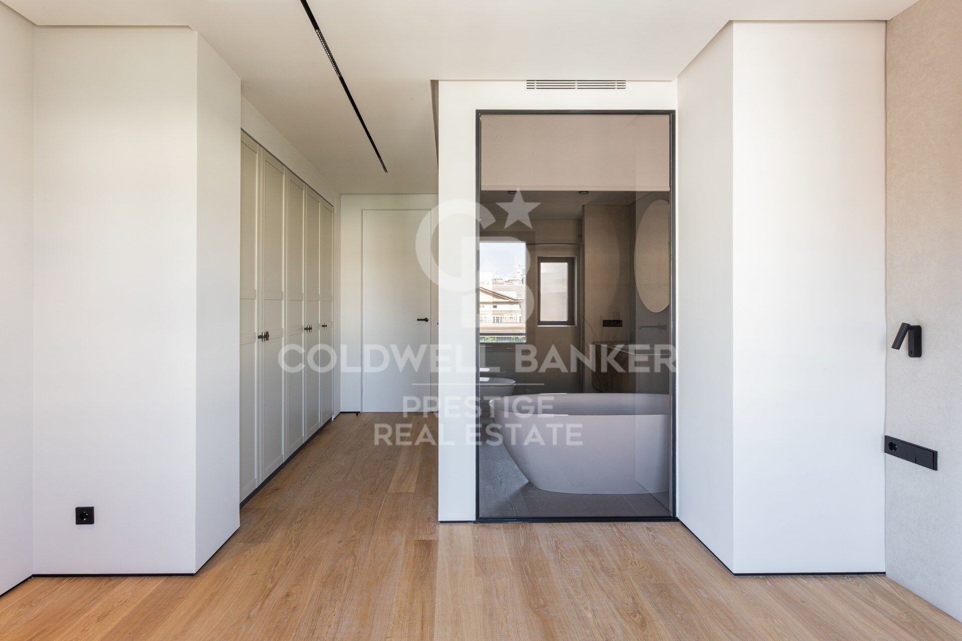 Penthouse exclusif à vendre avec grande terrasse et vues panoramiques imprenables.