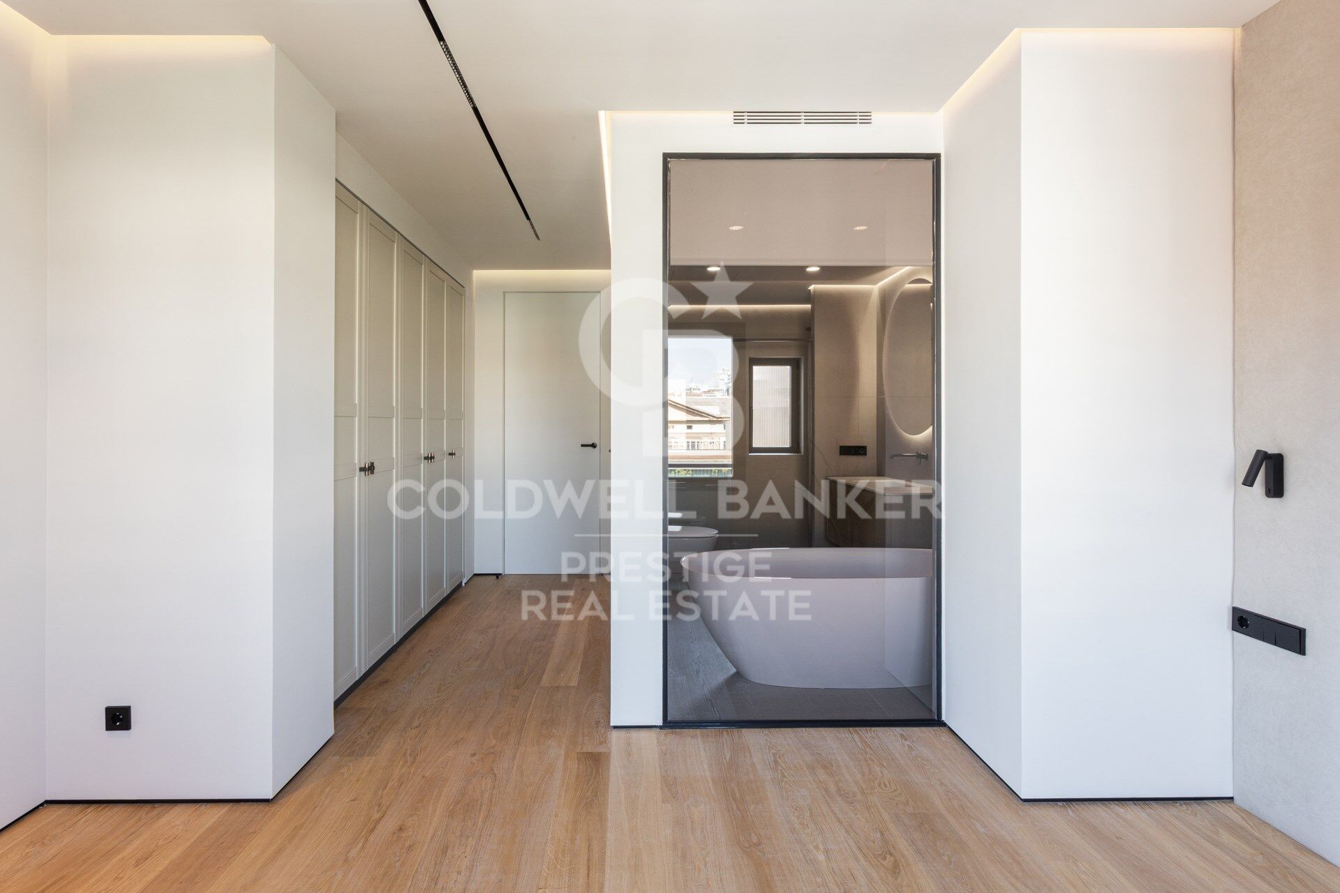 Penthouse exclusif à vendre avec grande terrasse et vues panoramiques imprenables.