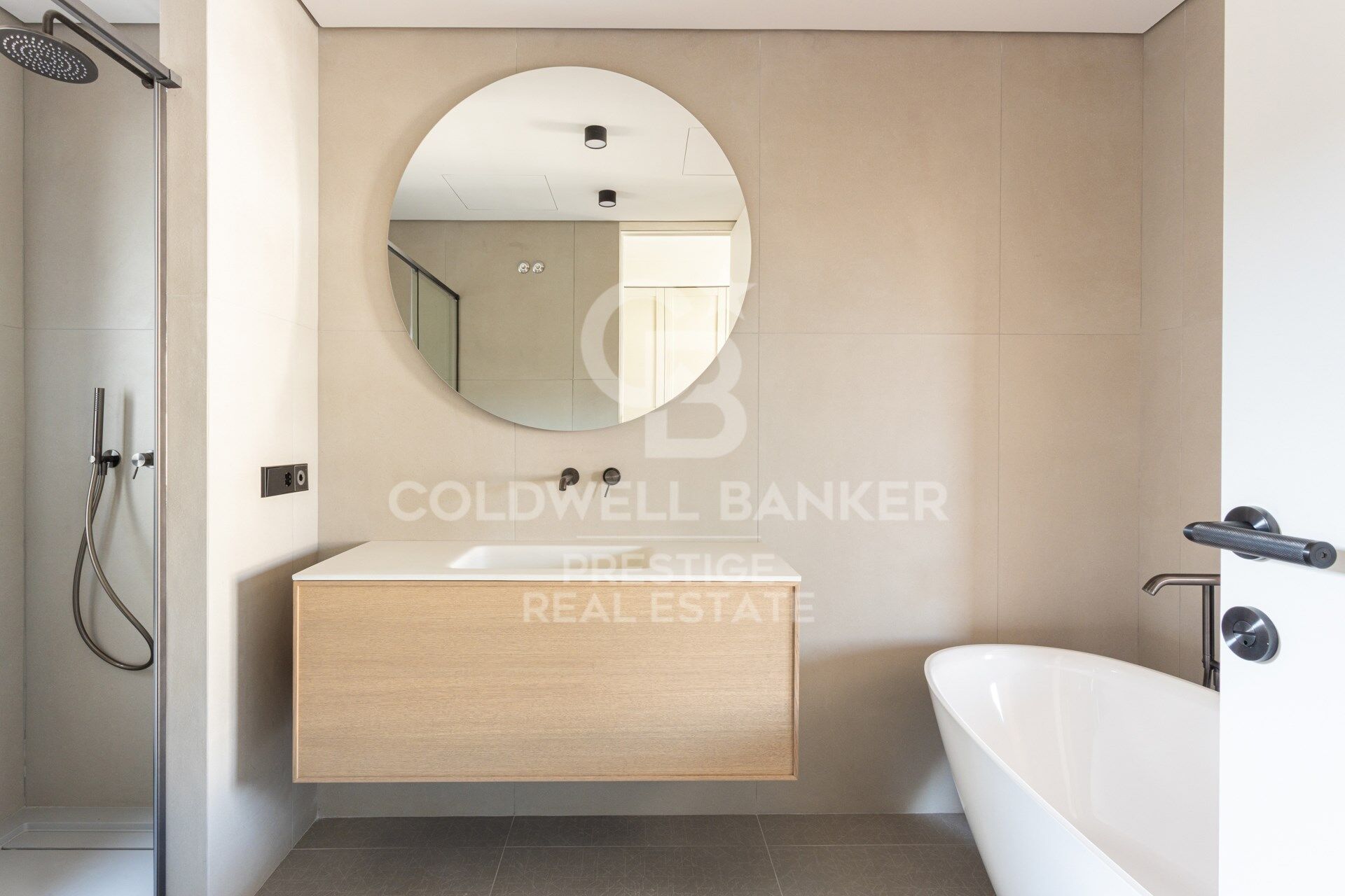 Penthouse exclusif à vendre avec grande terrasse et vues panoramiques imprenables.