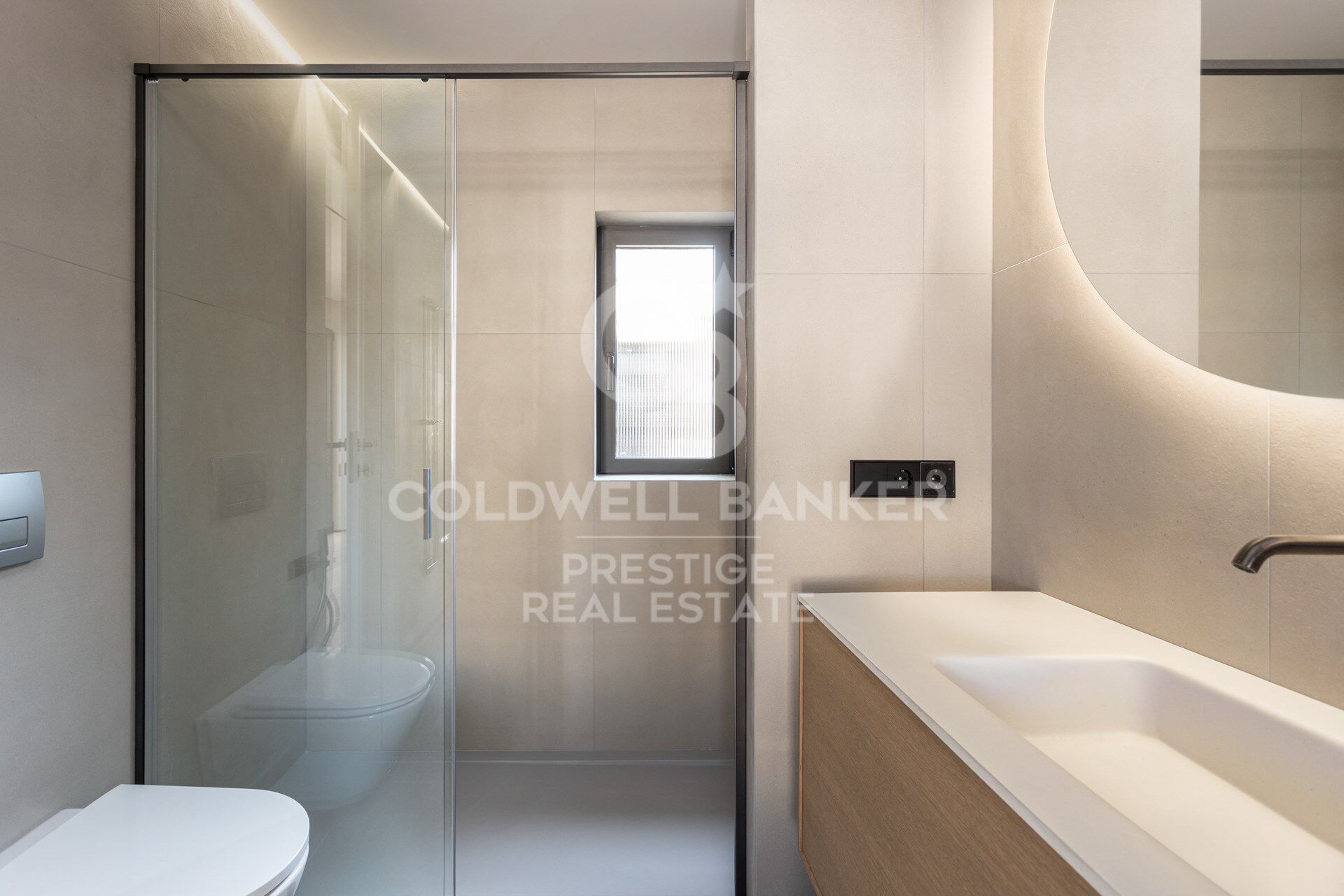 Penthouse exclusif à vendre avec grande terrasse et vues panoramiques imprenables.